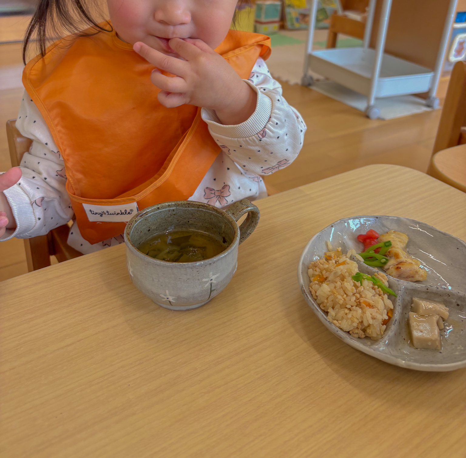 給食を前にニコニコ
