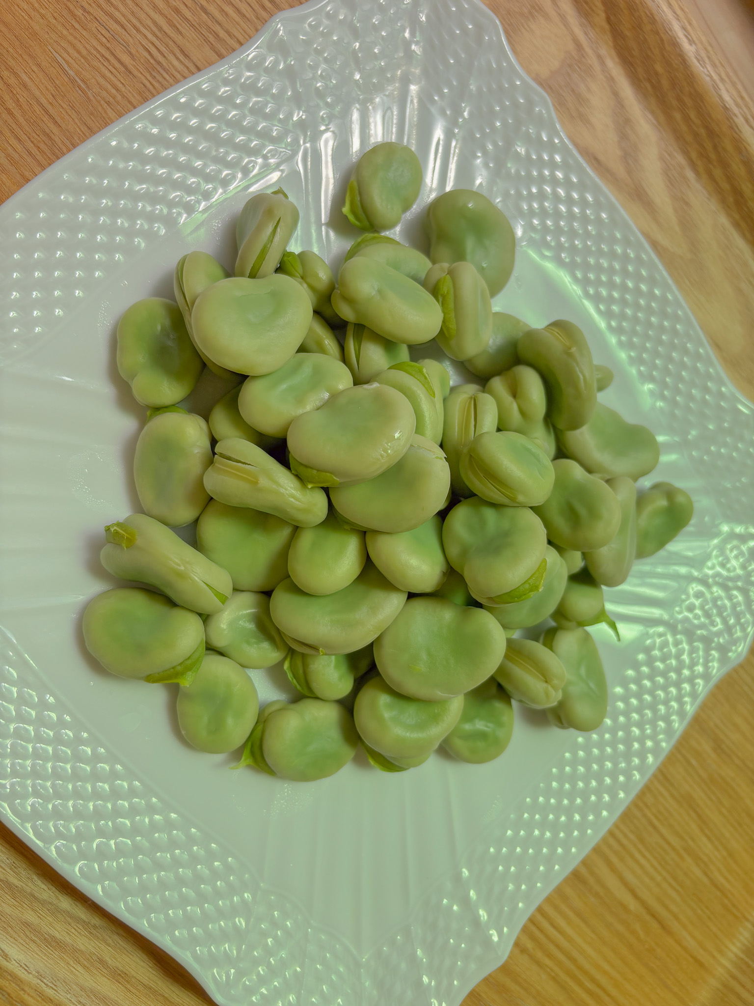 白いお皿にたっぷり盛られた茹でたそらまめ