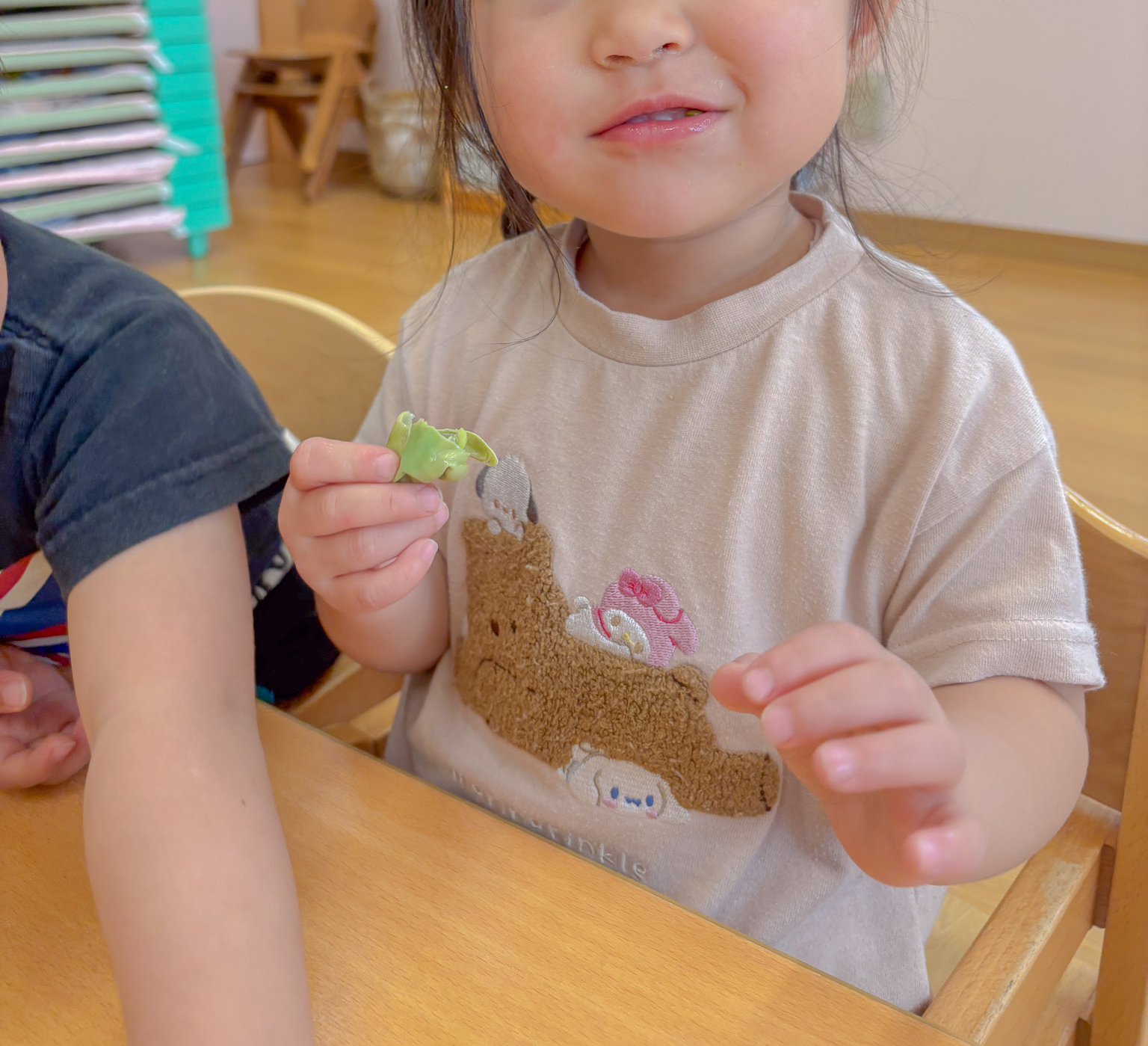 おいしそうにそらまめを食べる女の子の表情