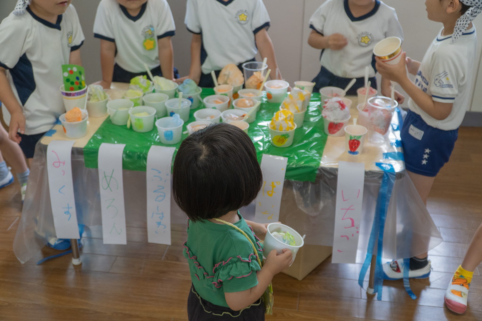 アイスクリーム屋さんで悩む様子