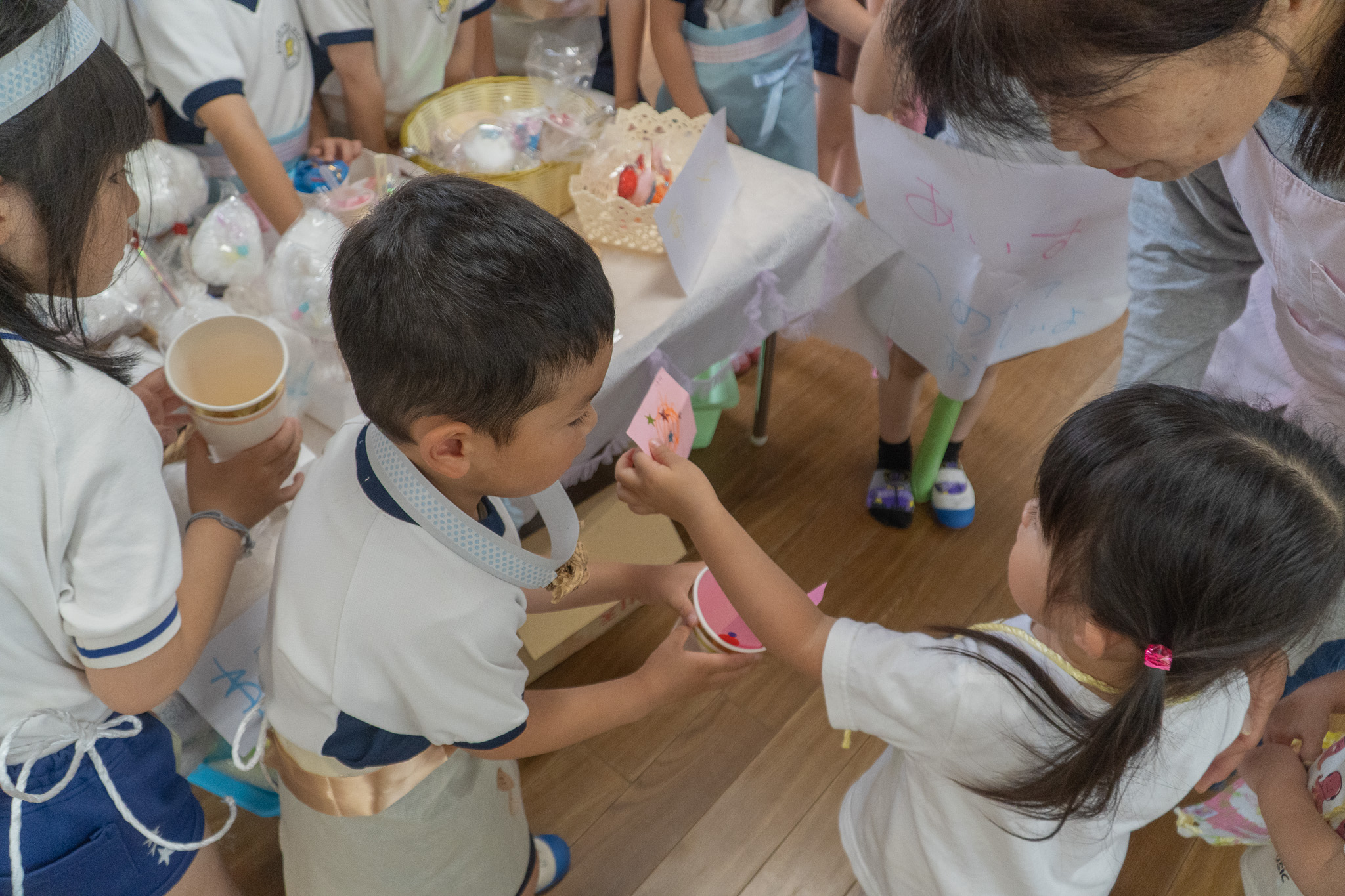 お金を渡す様子