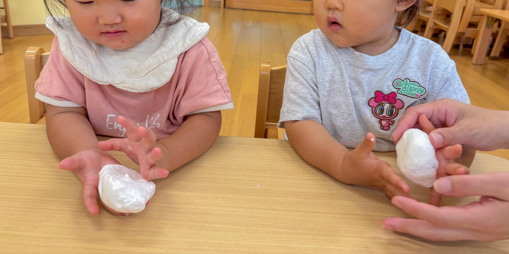 粘土をこねている様子