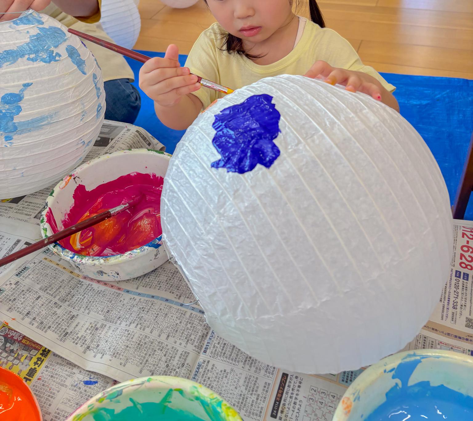 真剣な表情で筆を持つ子ども