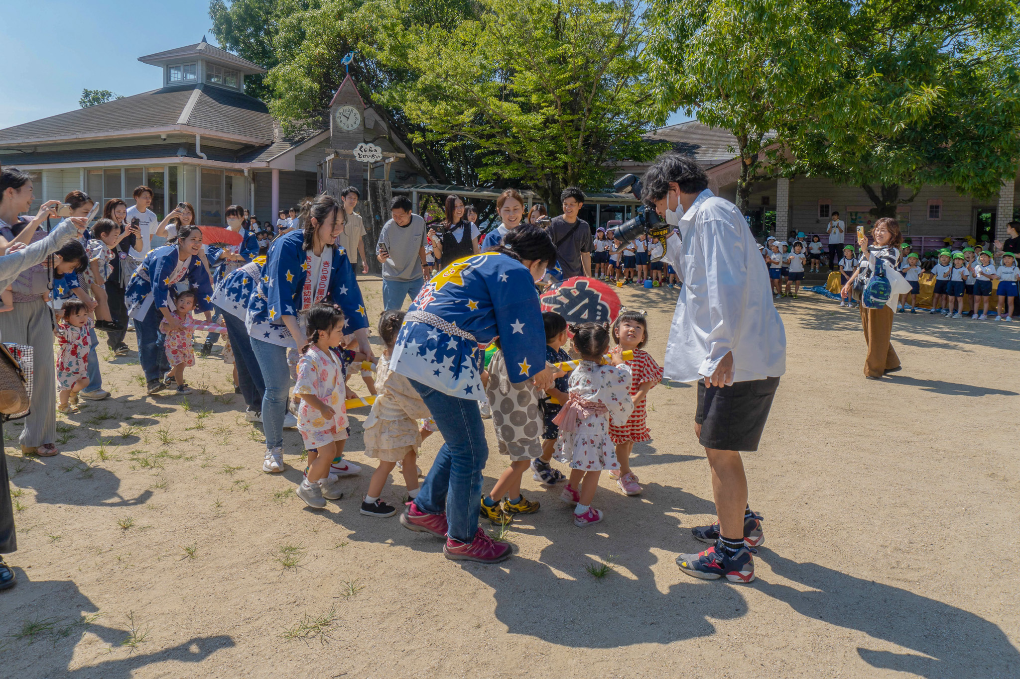 親子でおみこしを担ぐ様子