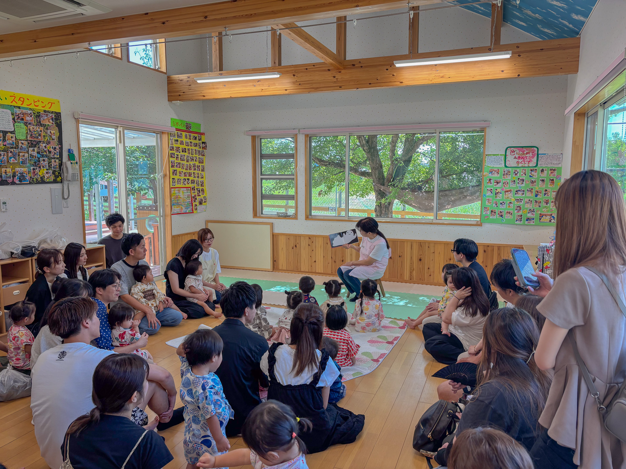 絵本の読み聞かけを親子で聞く時間