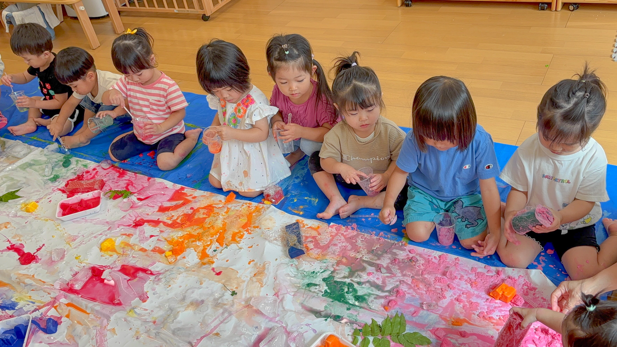 列になって制作する子どもたち
