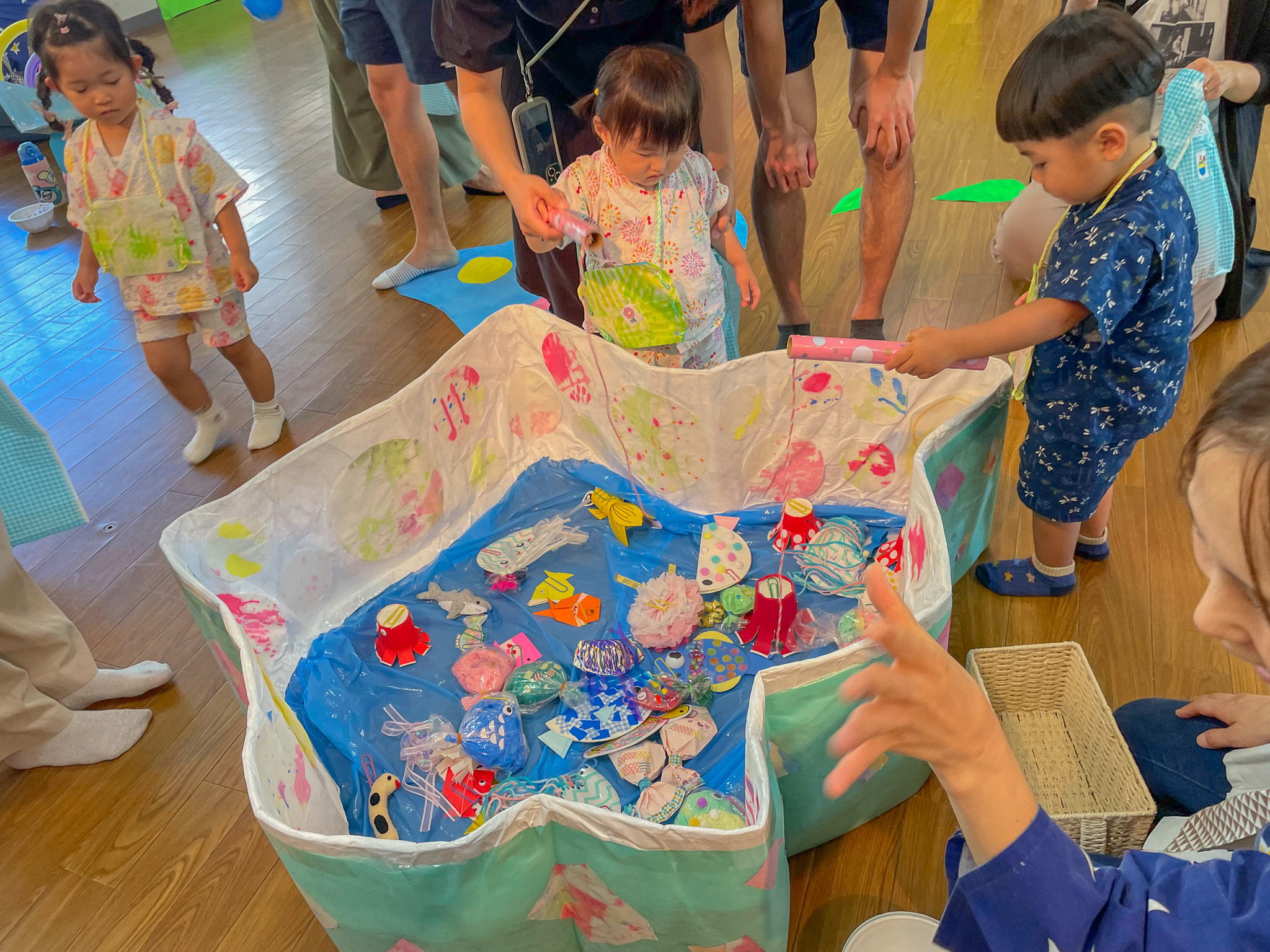 魚つりに夢中になる子どもたち