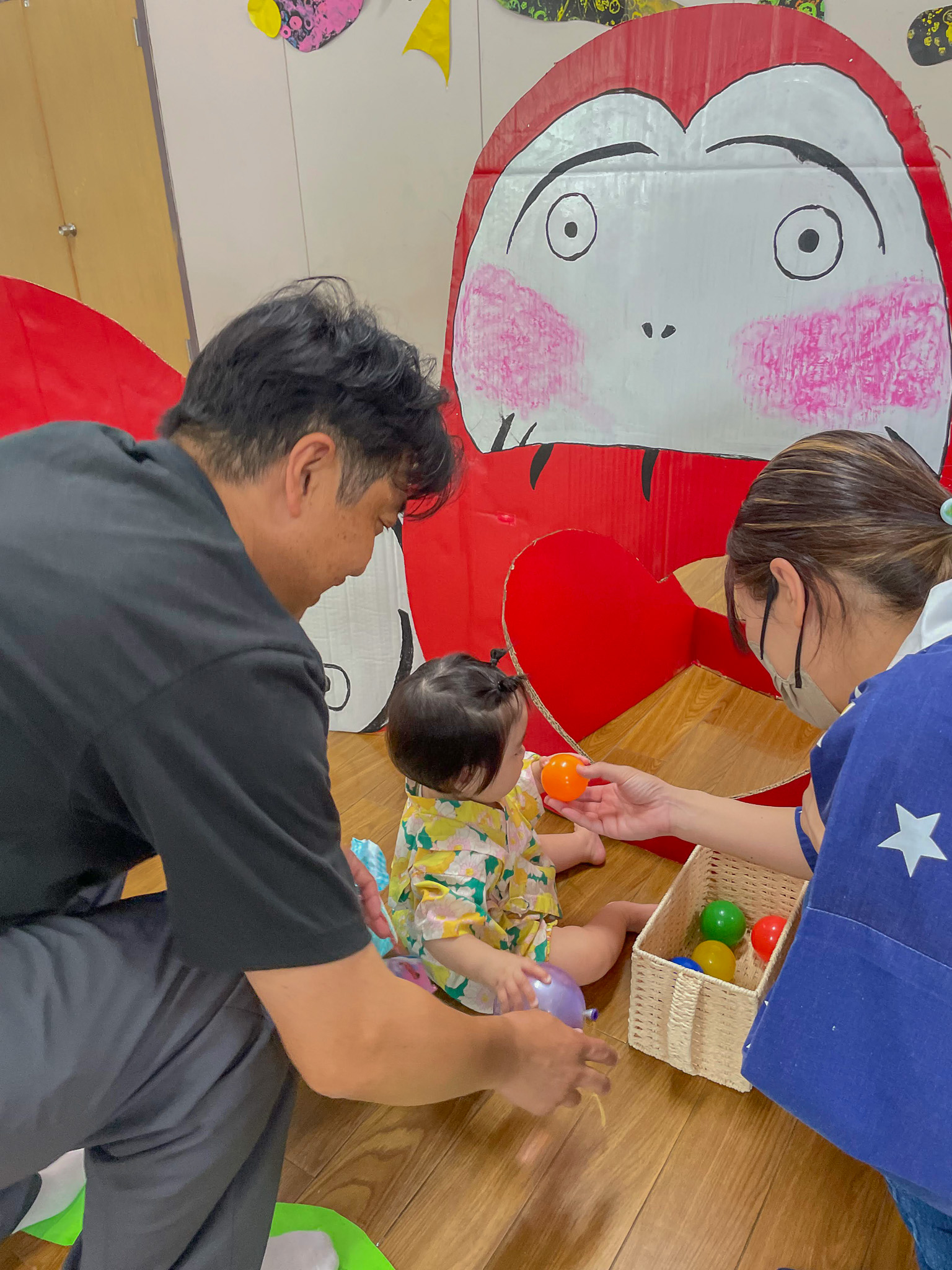 親子で一緒にボール遊び