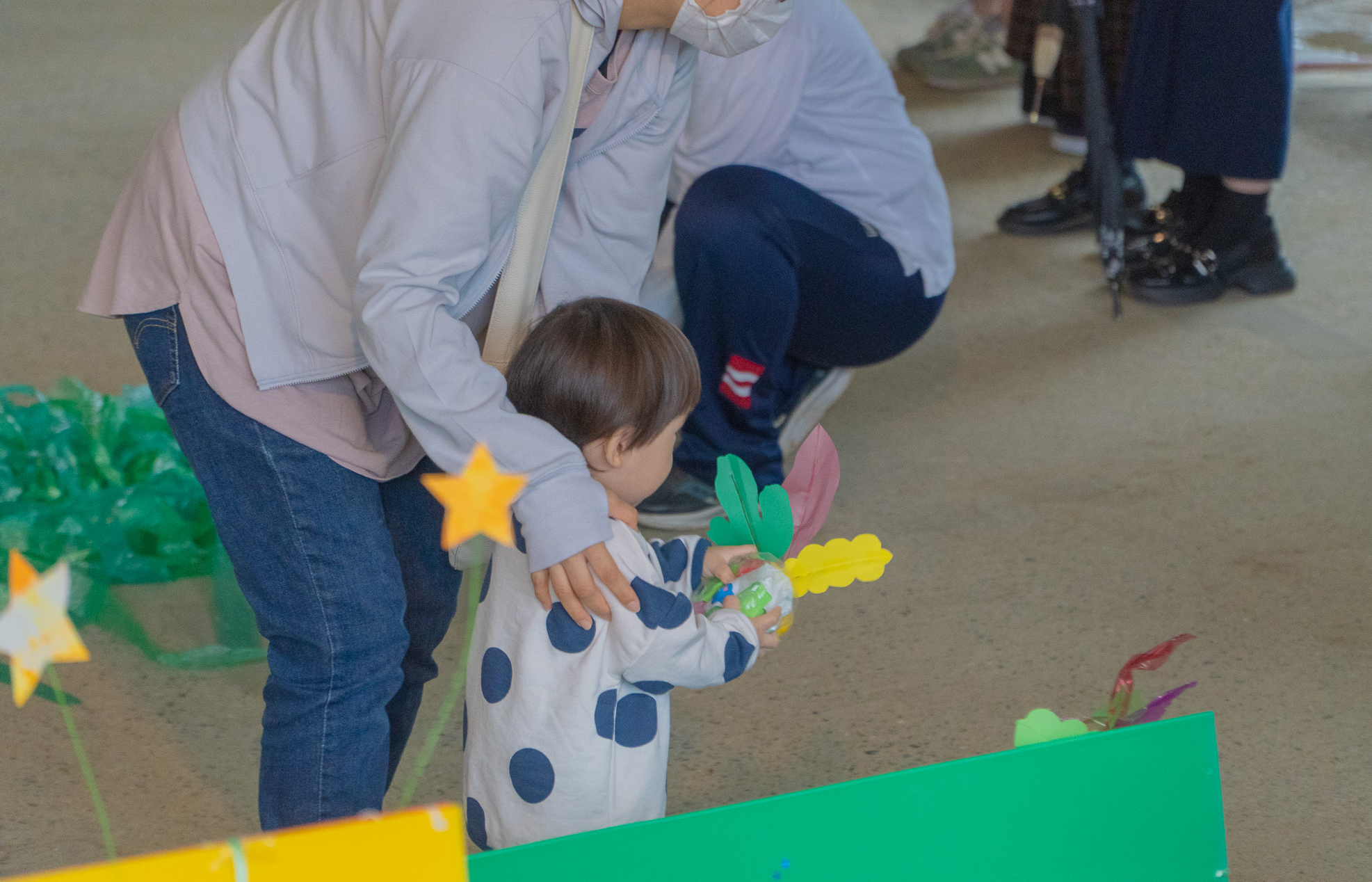 自分でつくったやさいを持つ子ども