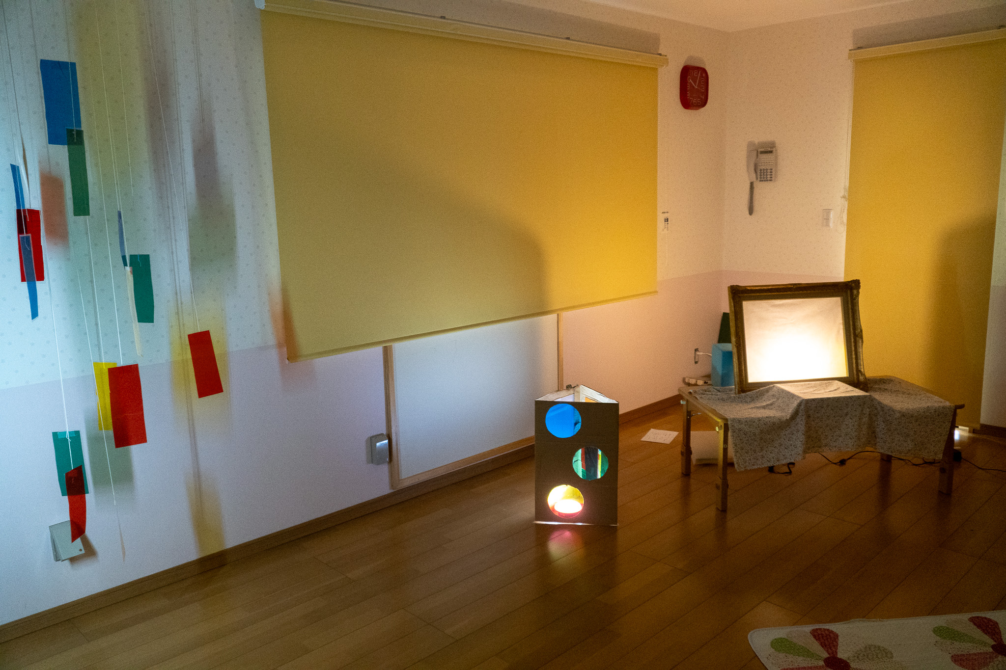 光と影のアトリエ空間が準備された保育室の様子