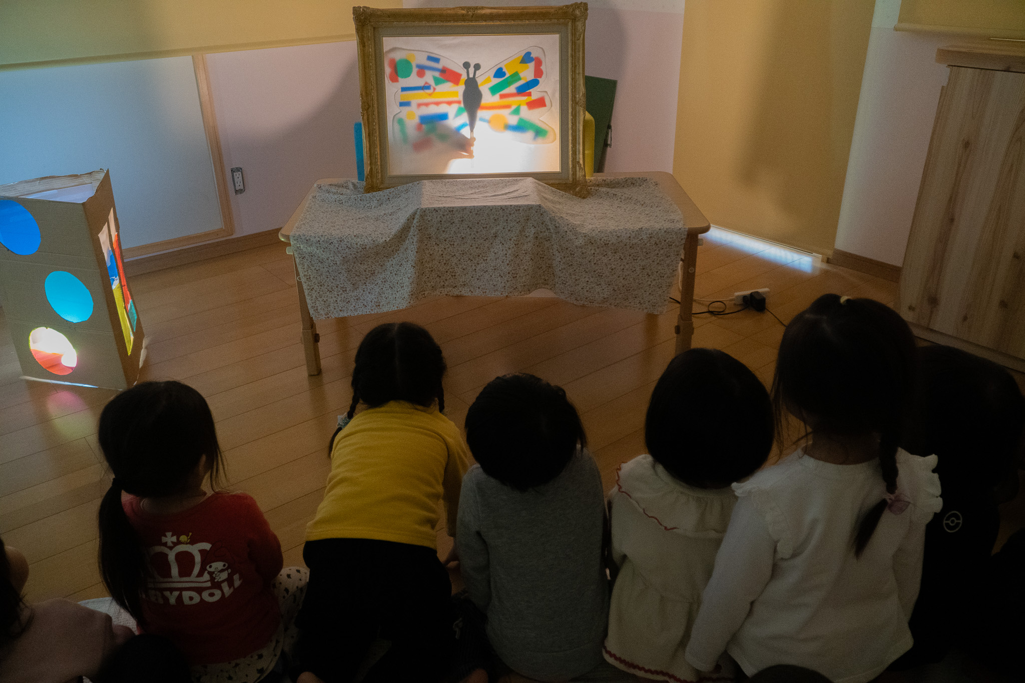 カラフルな蝶の影絵に見入る子どもたち