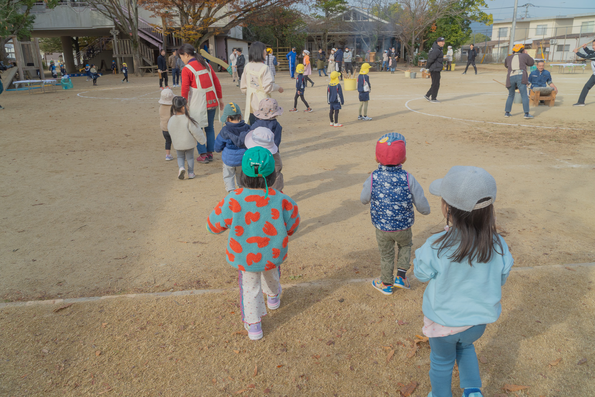会場へ向かう子どもたち