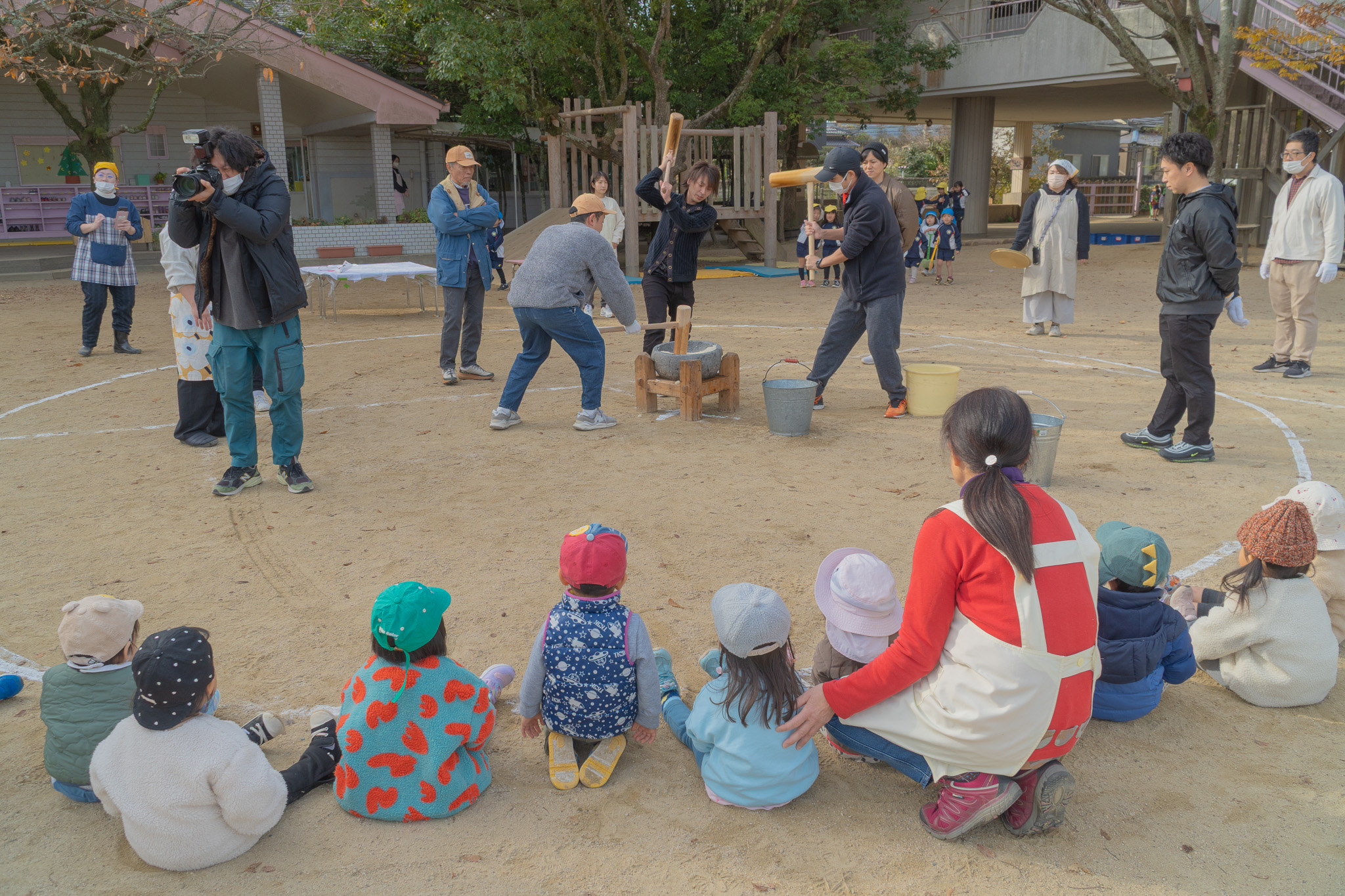 大人の餅つきを見守る子どもたち