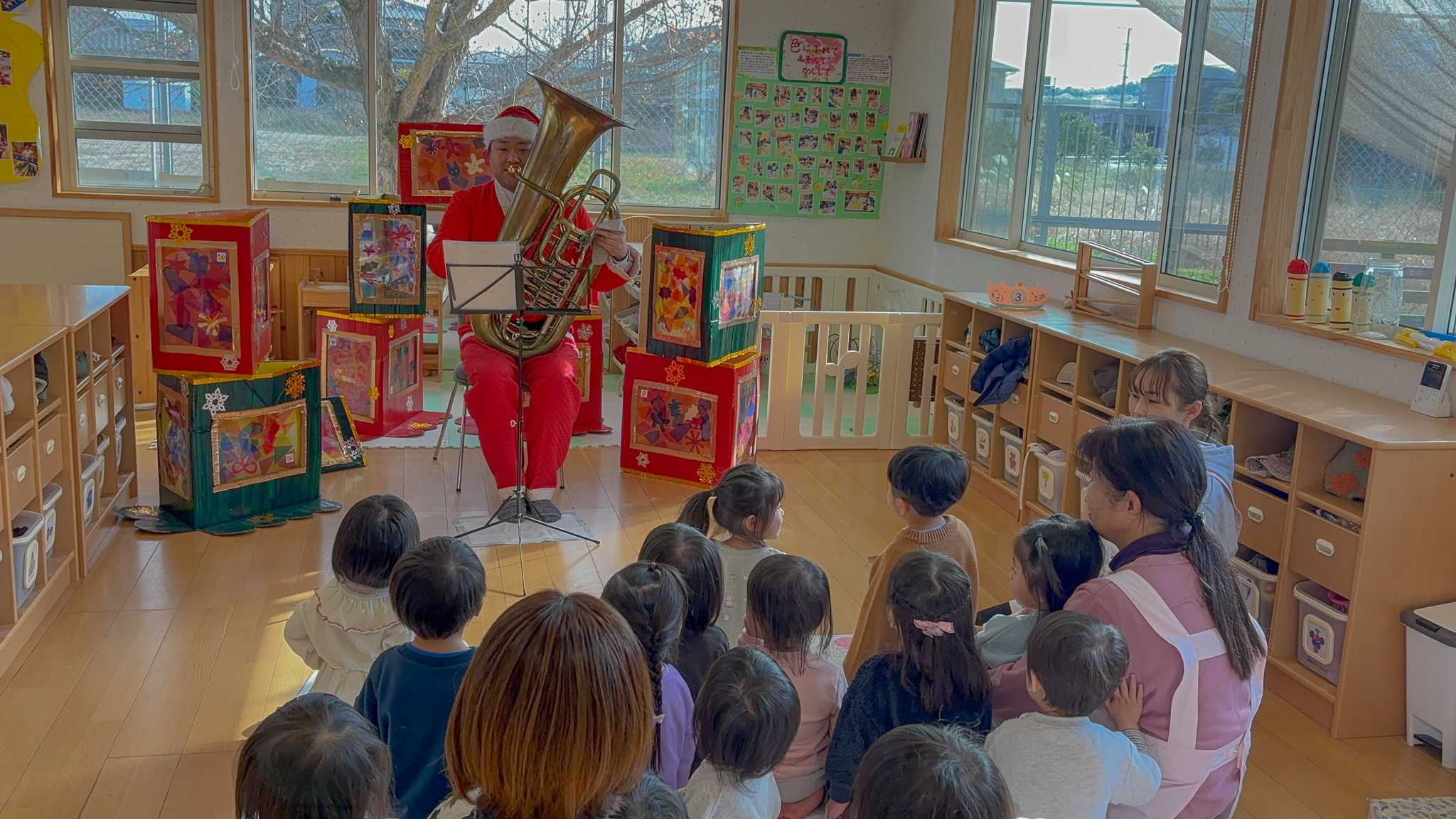 クリスマスコンサートでチューバを演奏する弓削先生と子どもたち