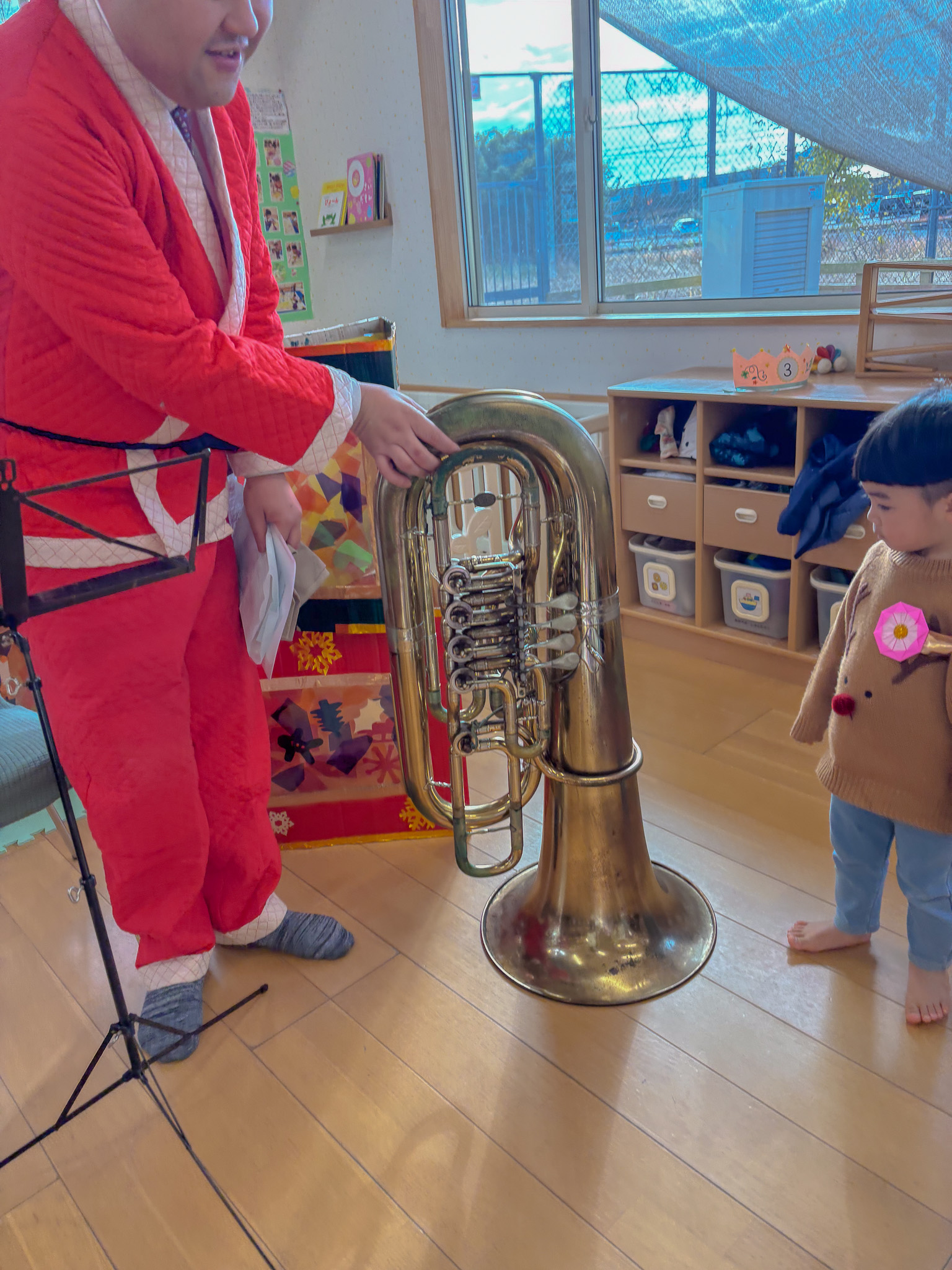 チューバを間近で見せてもらう子ども