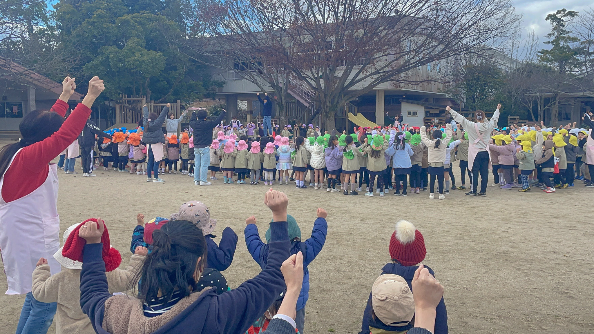 園庭で元気体操をする子どもたち