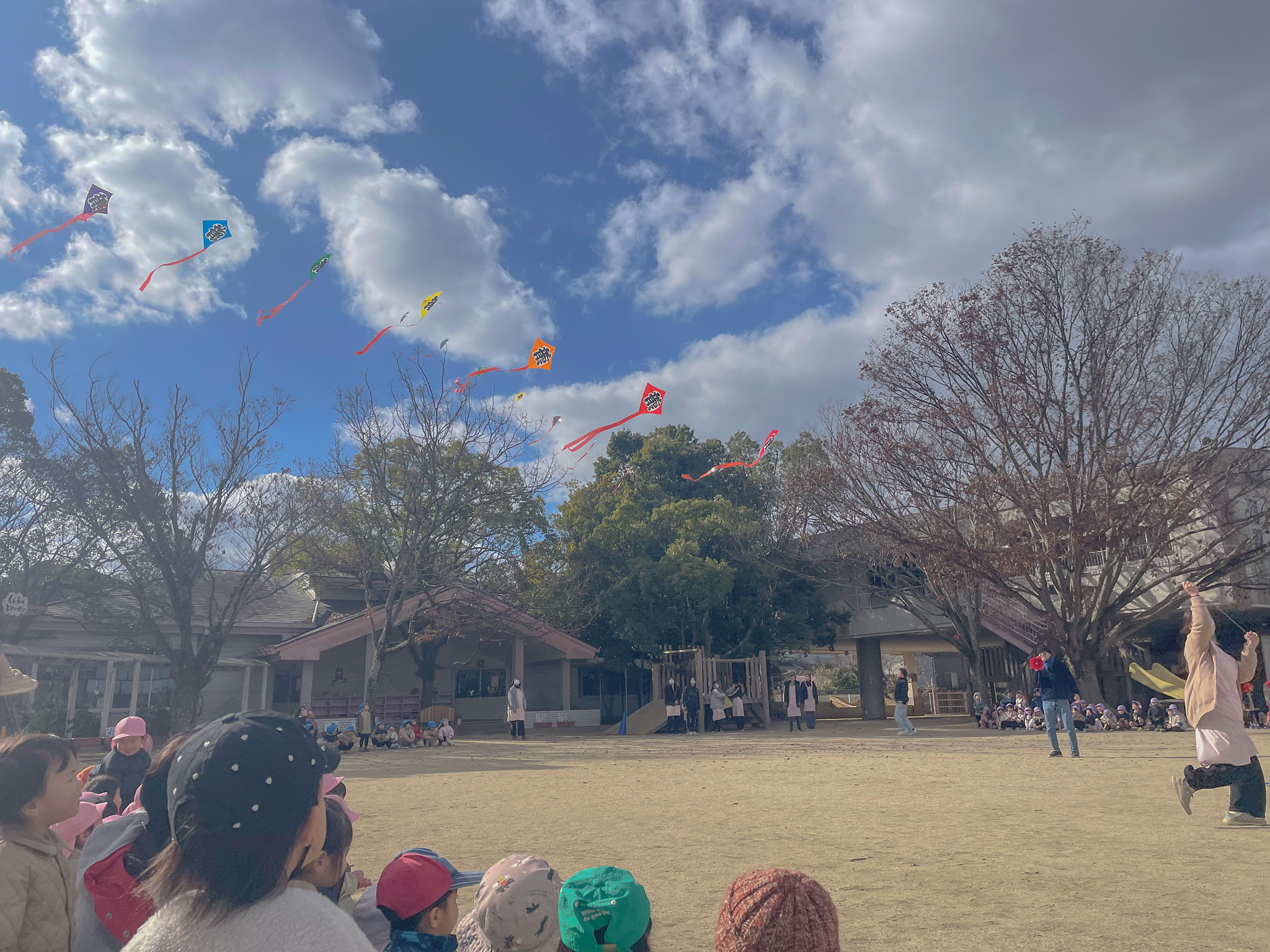青空にあがる連凧