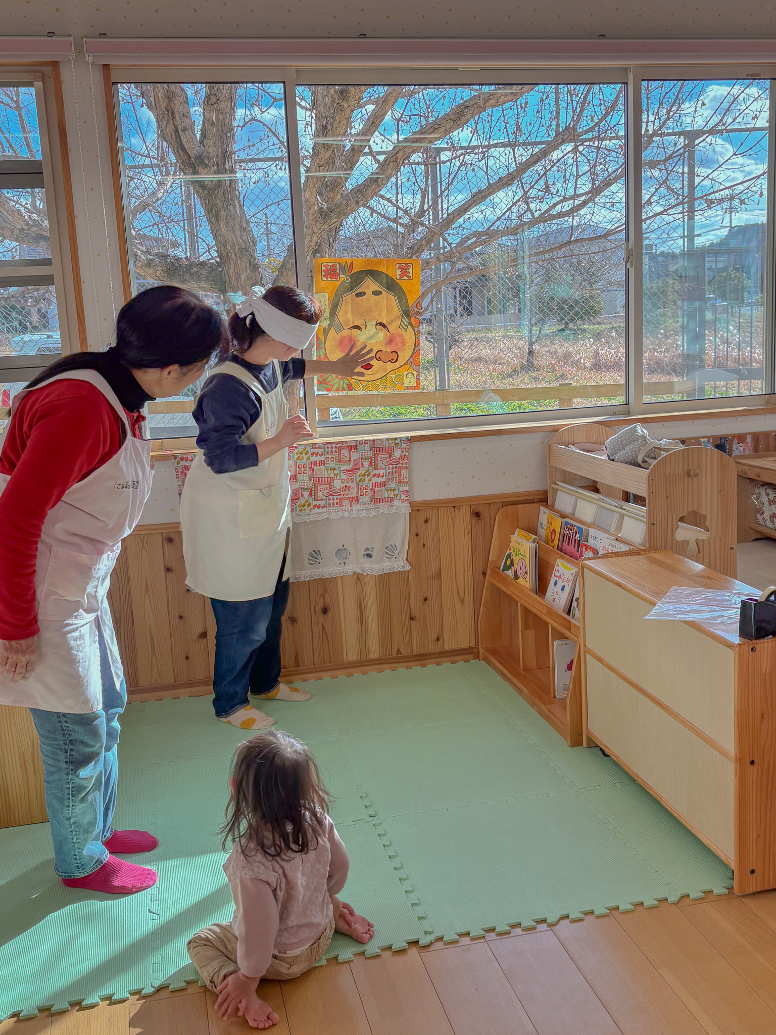 福笑いをする先生と子どもたち