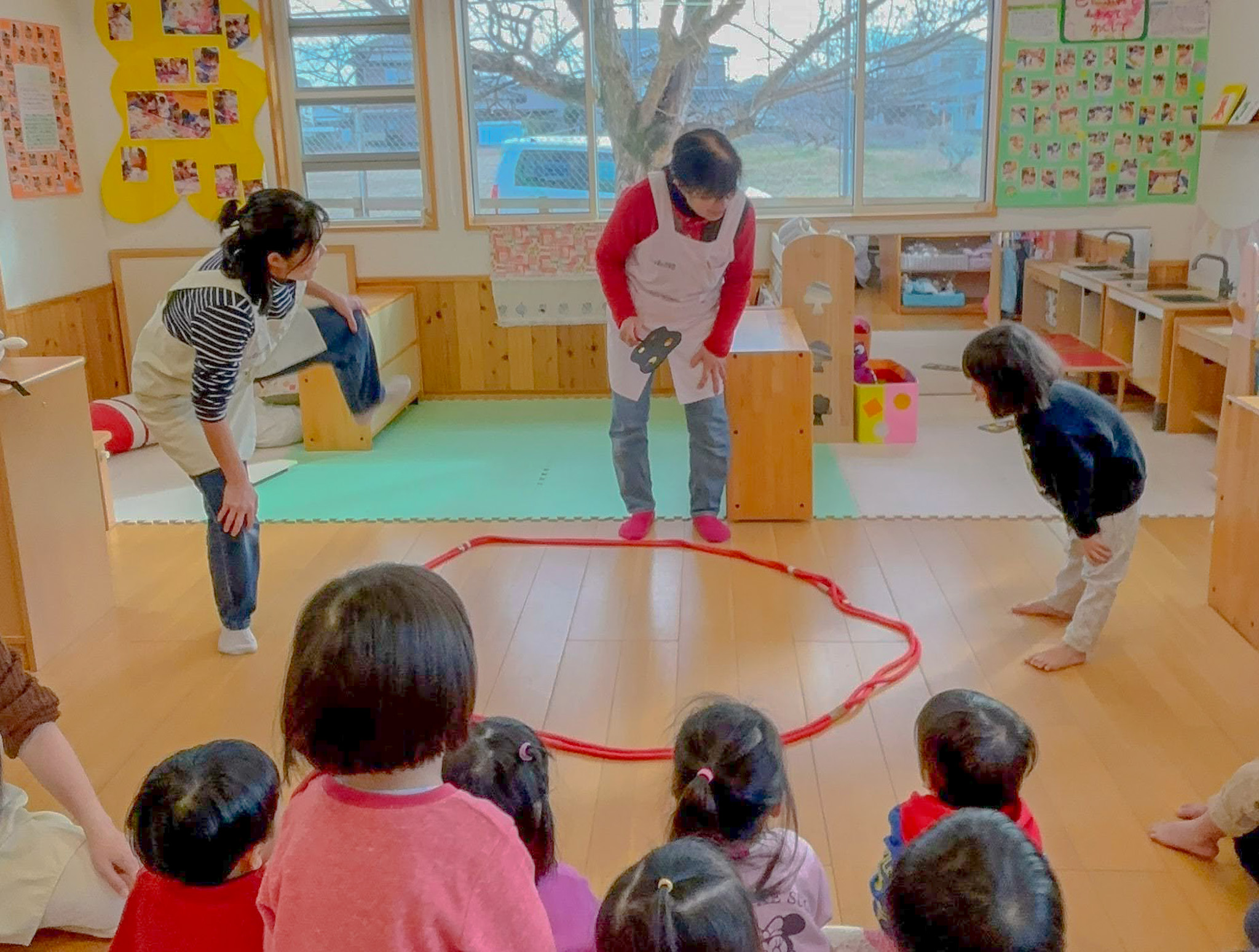 けんけん相撲をする先生たちと子どもたち