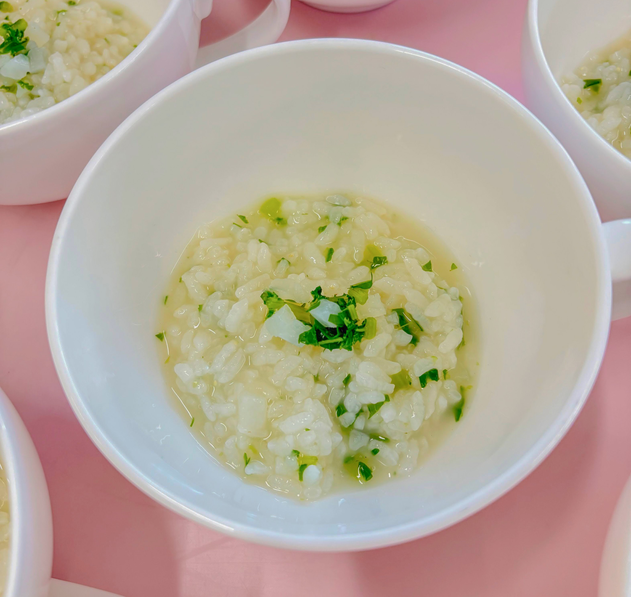 七草粥を食べる子ども1