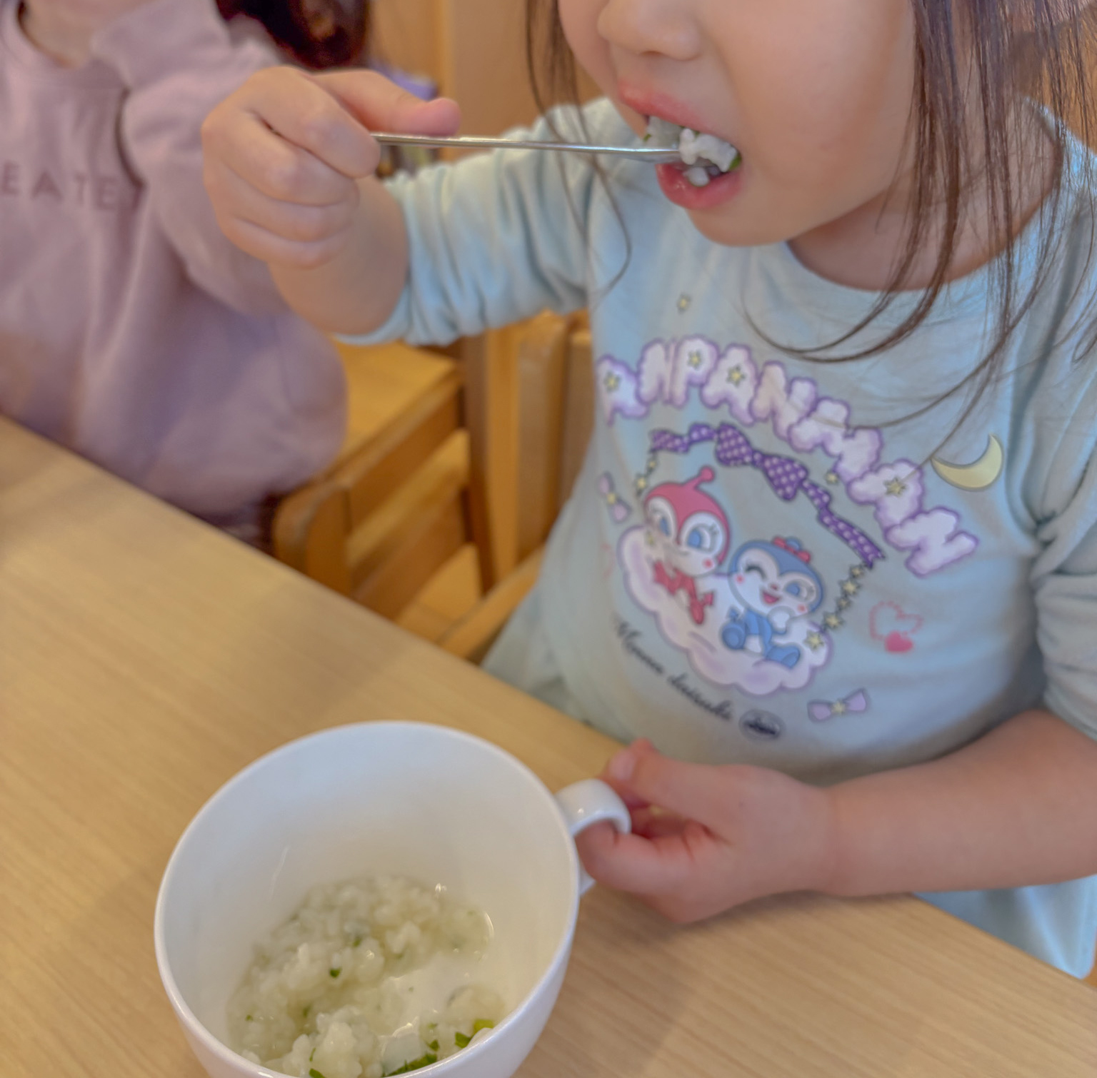 七草粥を食べる子ども2