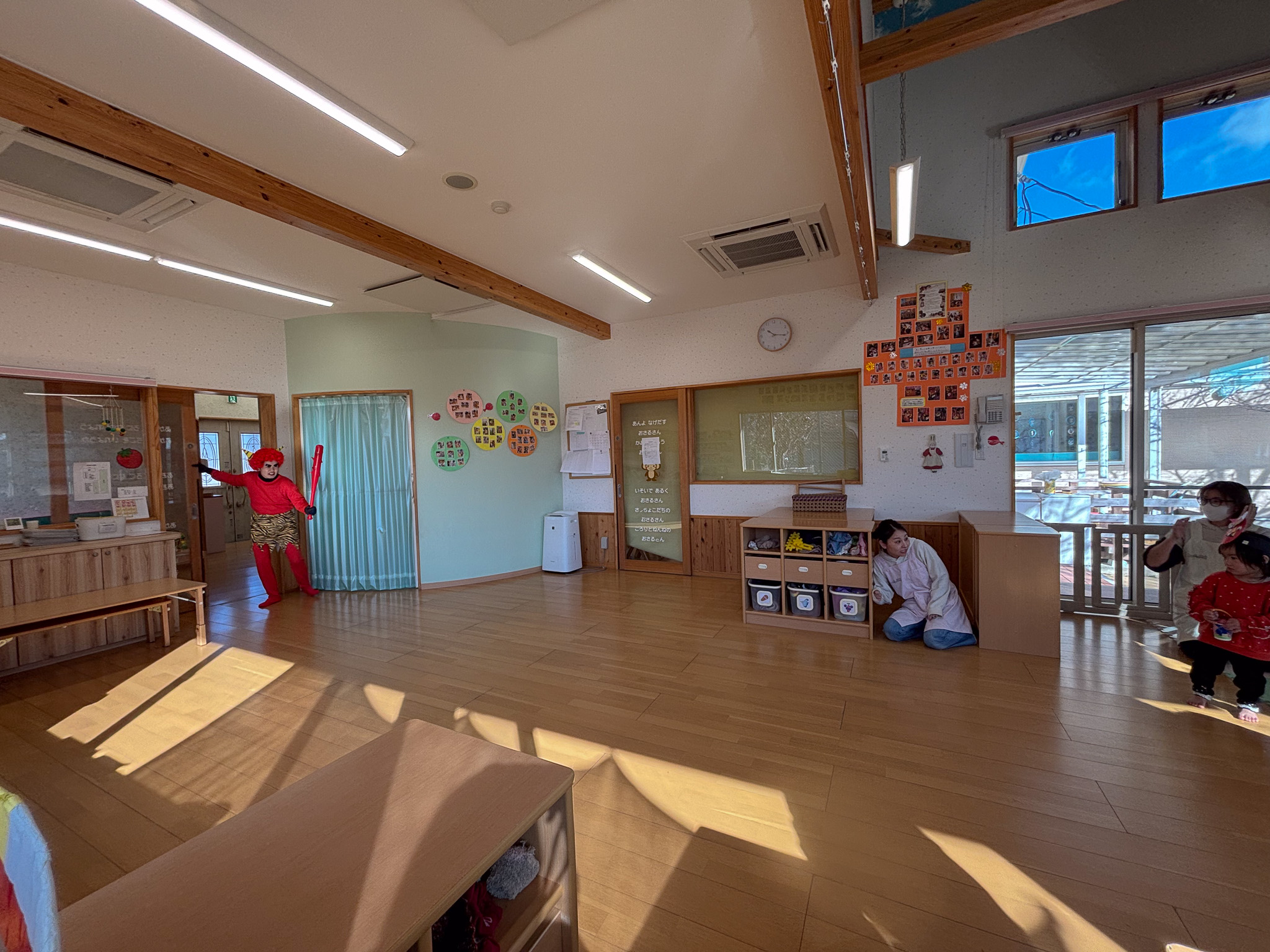 鬼が登場し子どもたちが驚いている様子