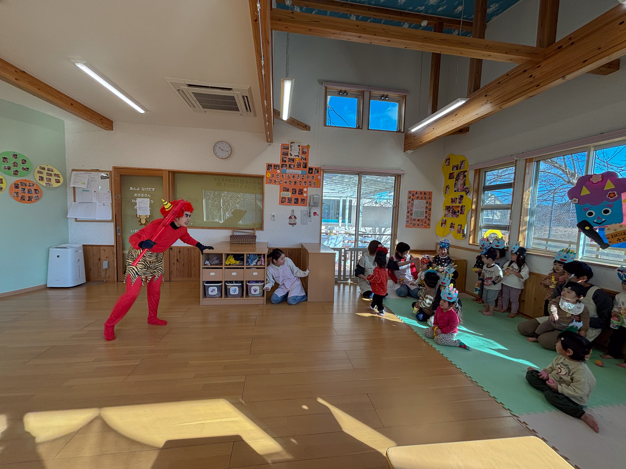 鬼に向かって豆を投げる子どもたち