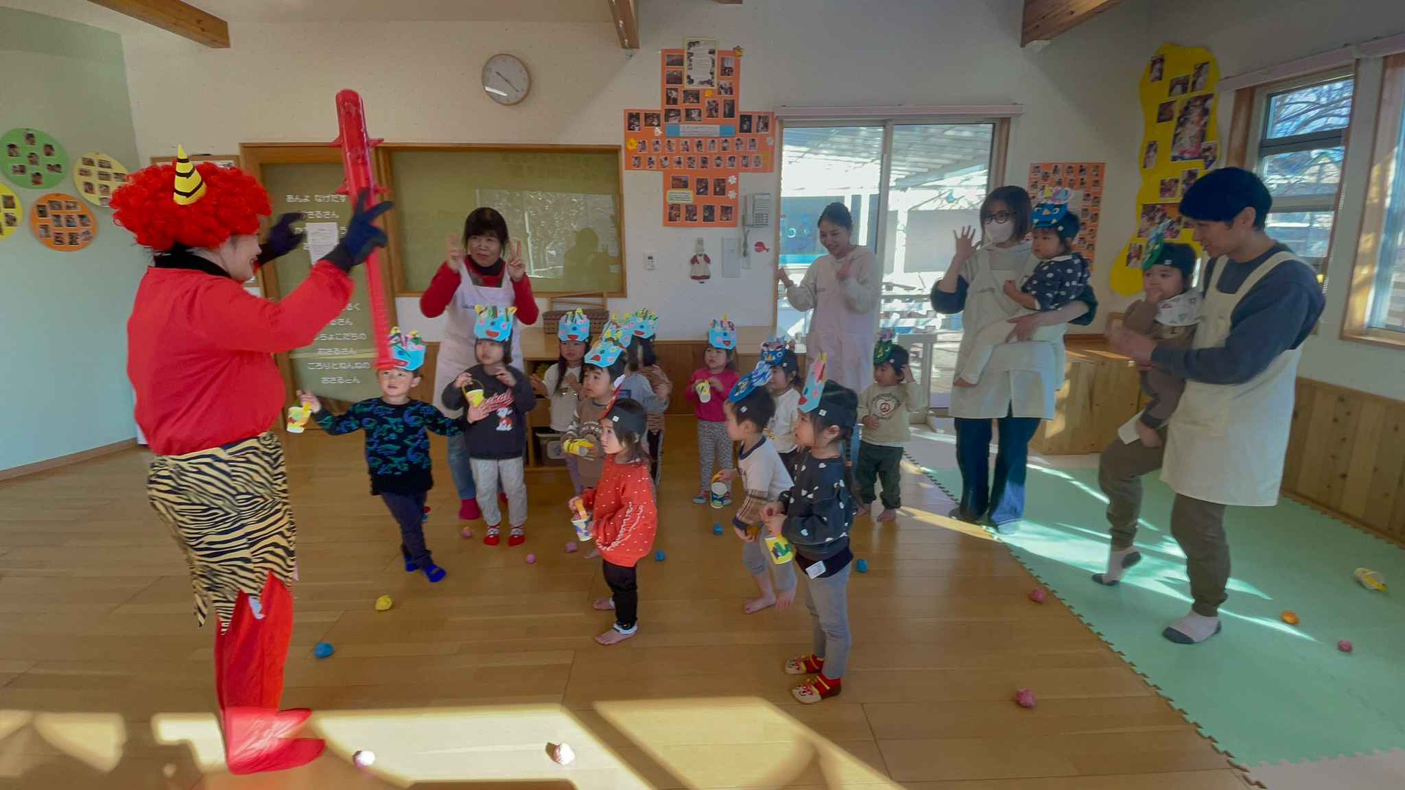 紙をちぎって制作する様子