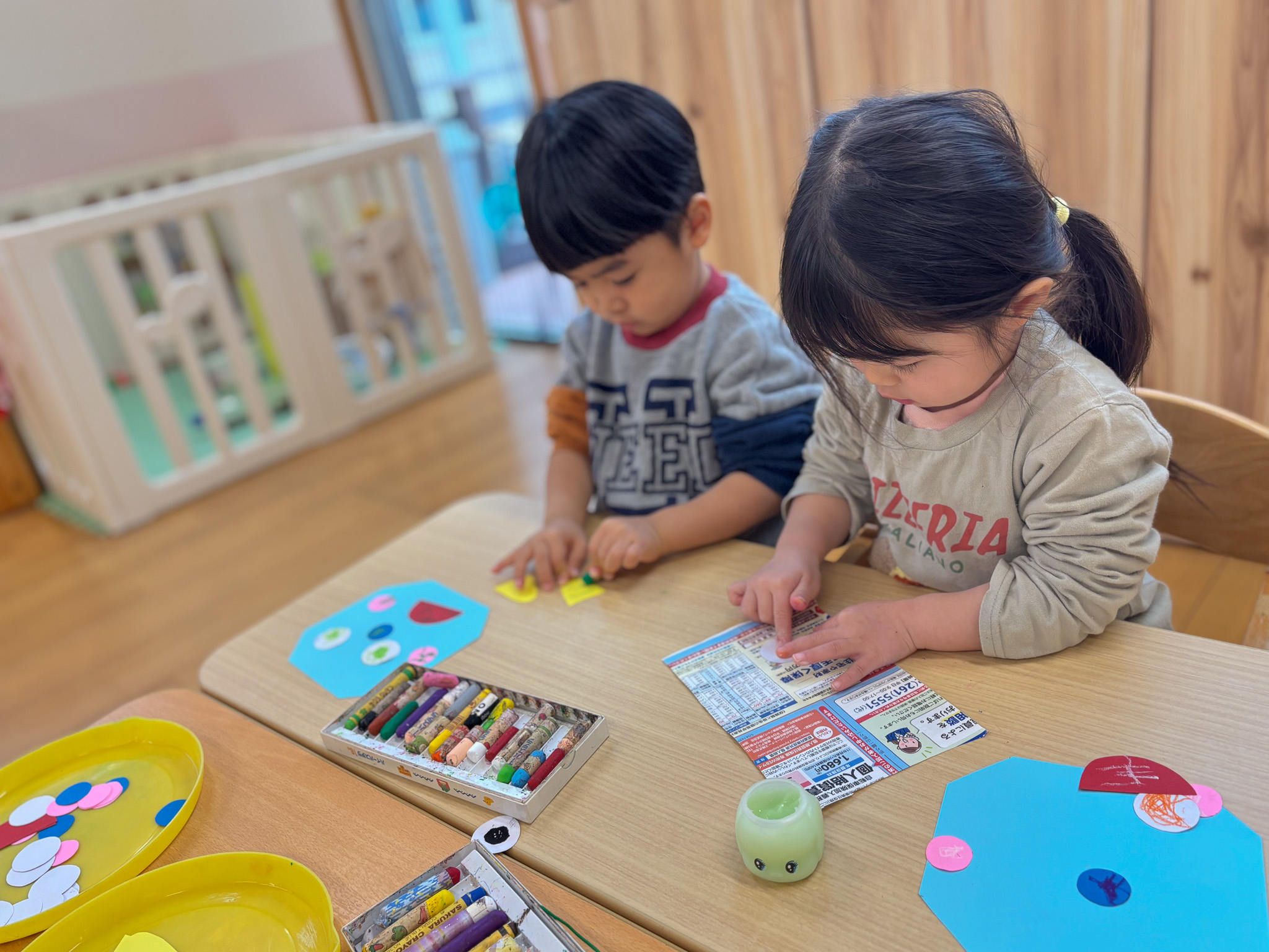 みんなで豆まきをしている様子