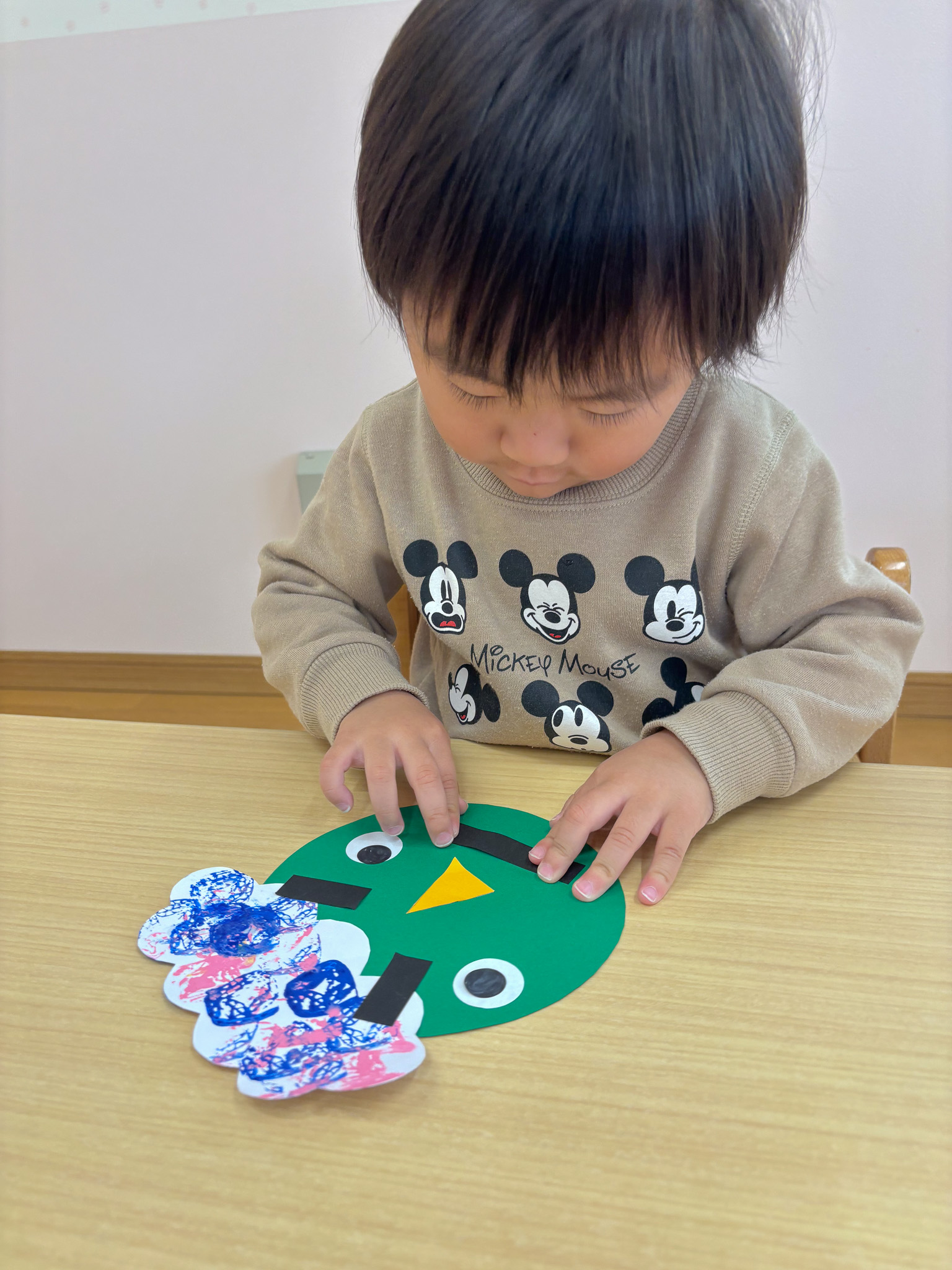 鬼のお面を仕上げている様子