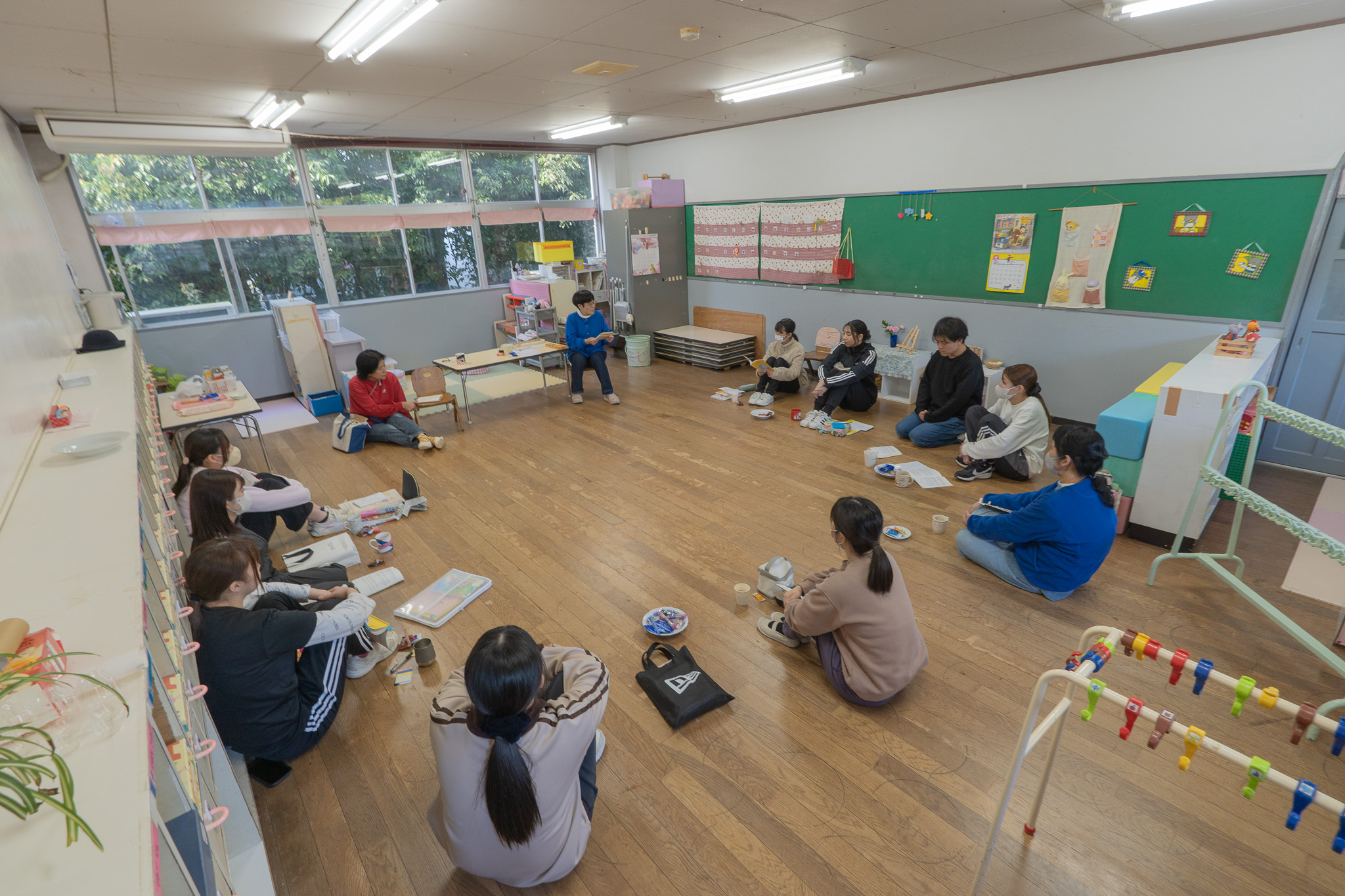 わらべうた研修の様子（座っている）