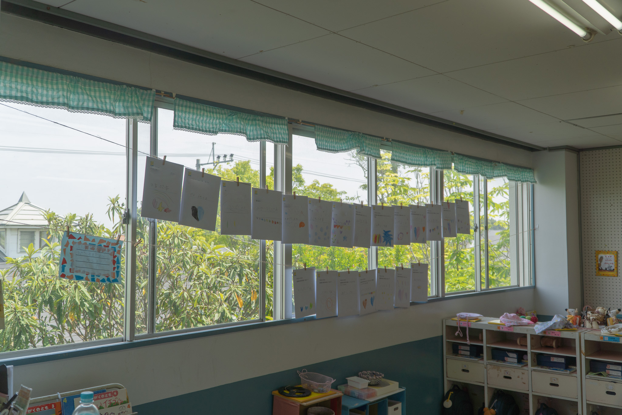 封筒に宛名を書いたり模様を描いたりしている様子