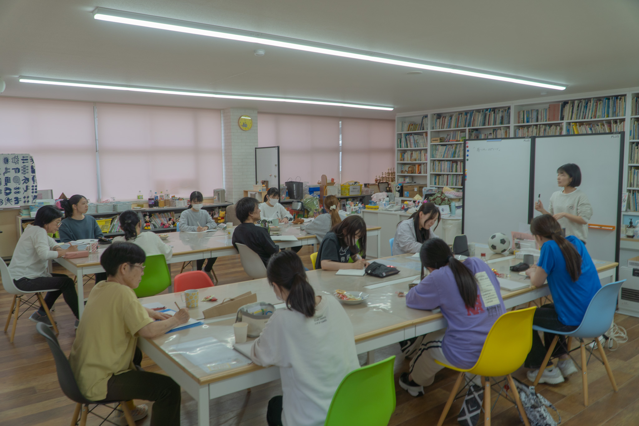 話を聞きながらメモをとる先生たち