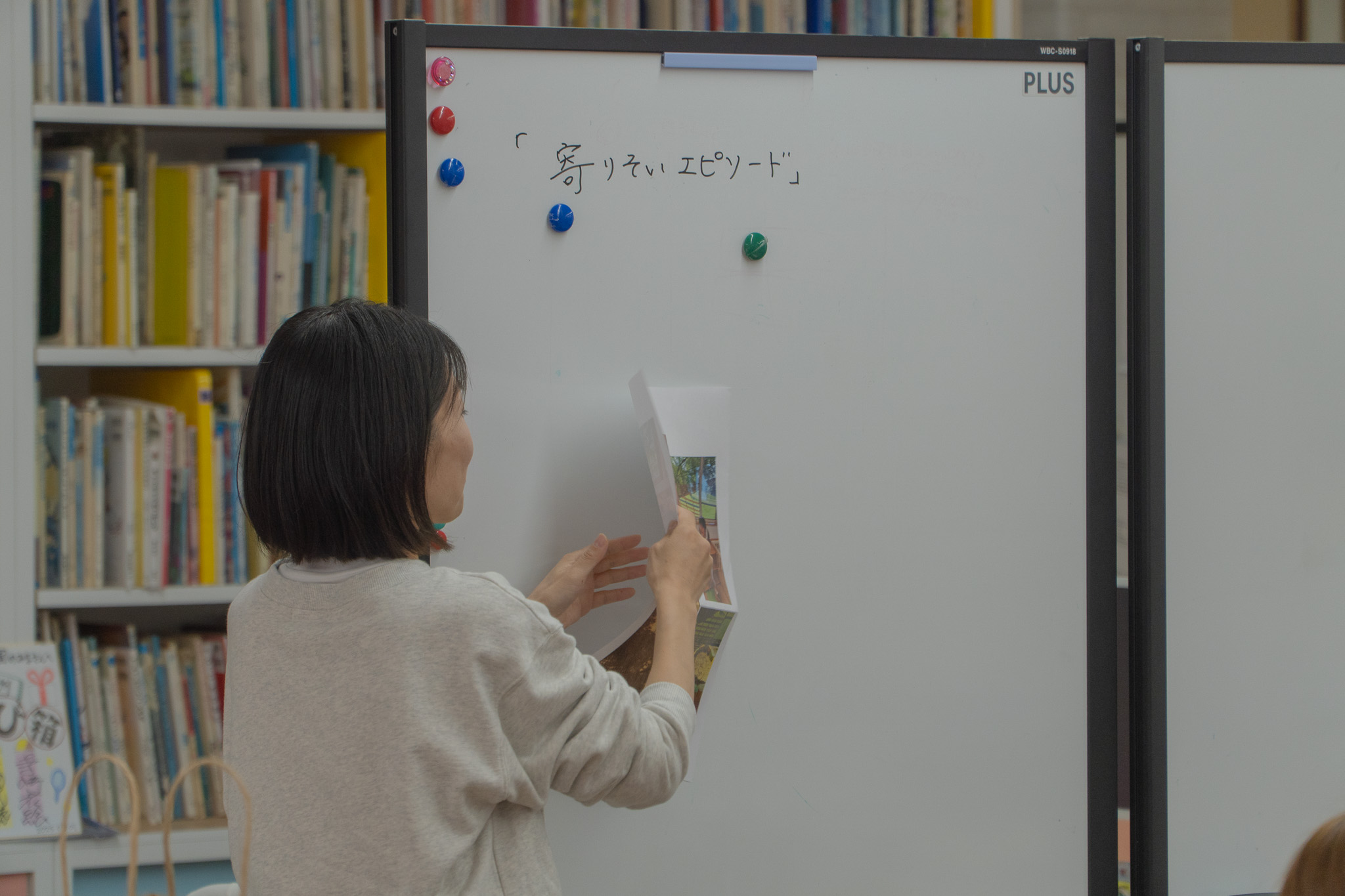 写真を貼り出す様子