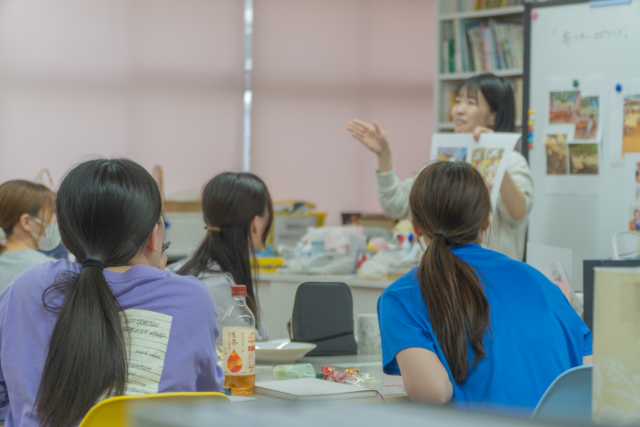 話を聞く先生たちの後ろ姿