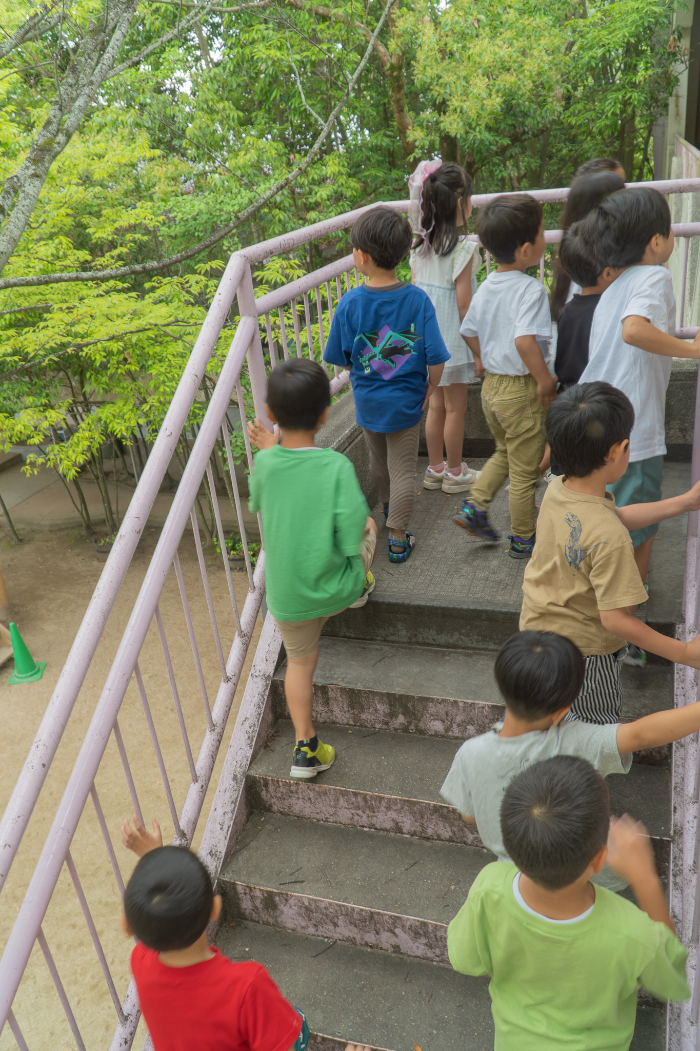 階段をのぼる子どもたち