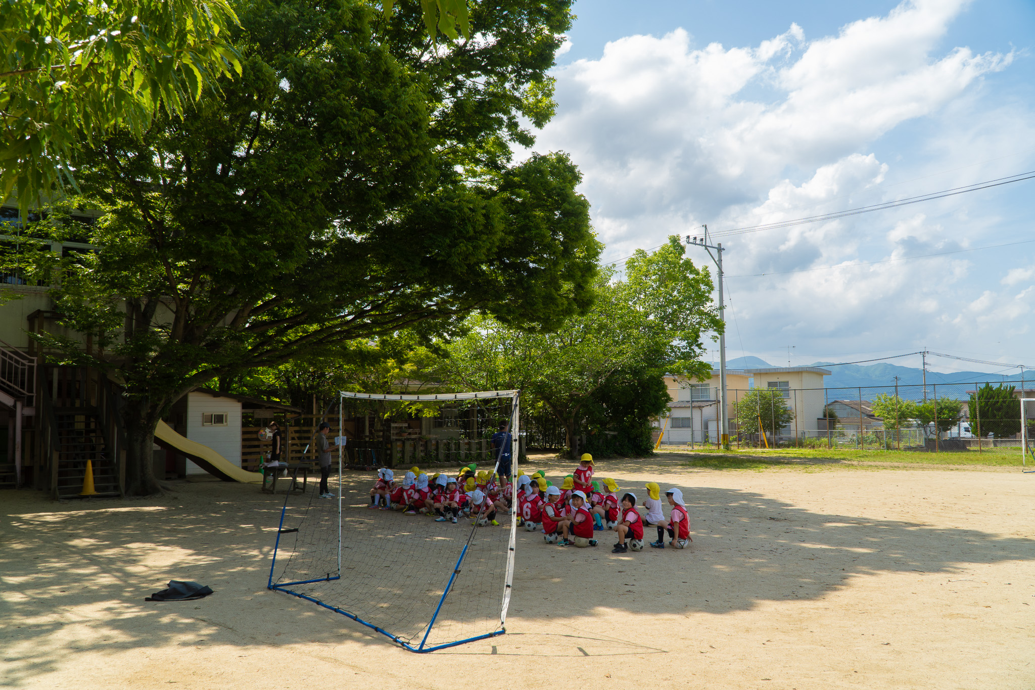 整列してサッカーの話を聞く園児たち