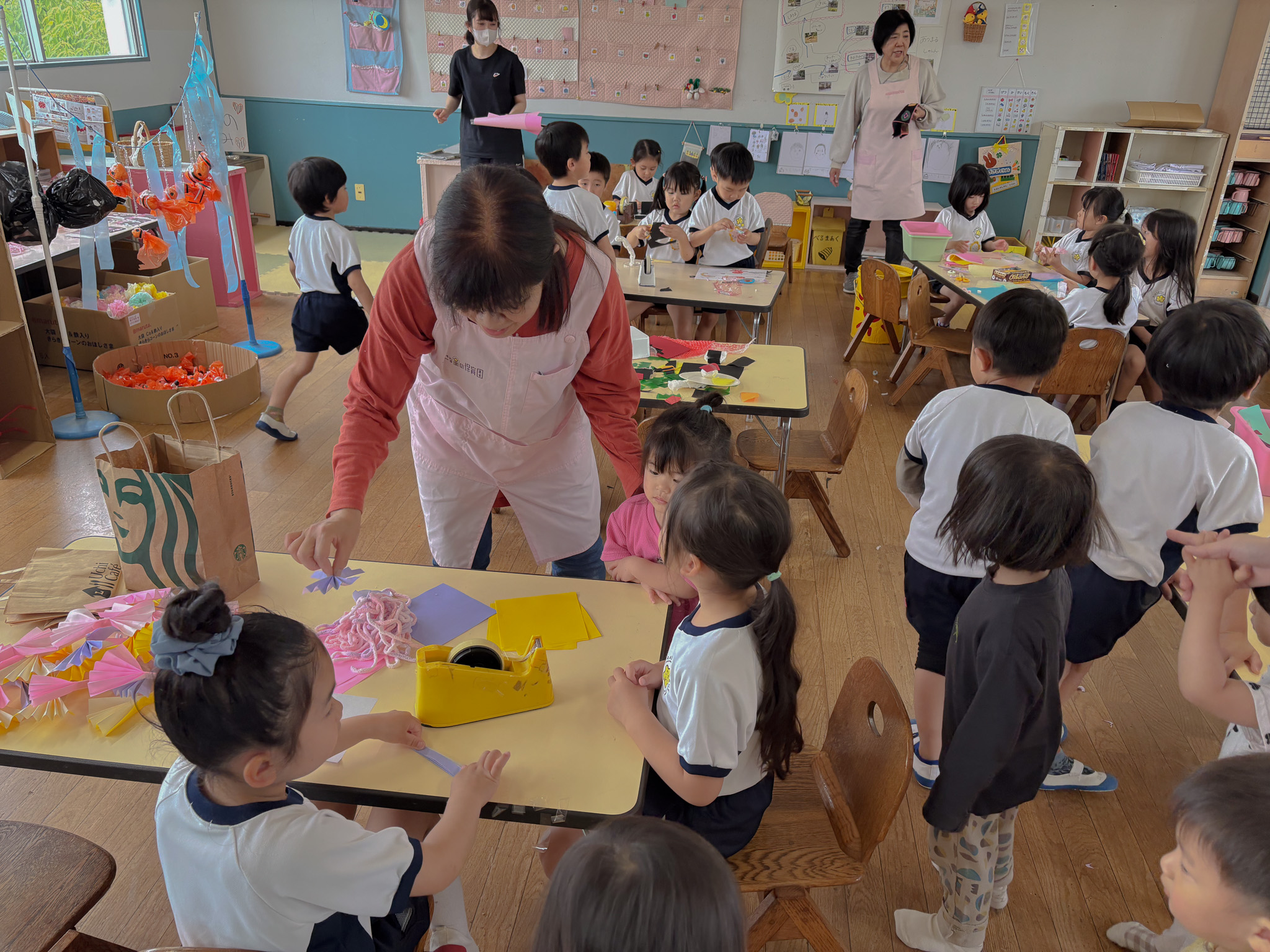 たくさんの年長さんが準備するおみせやさん会場