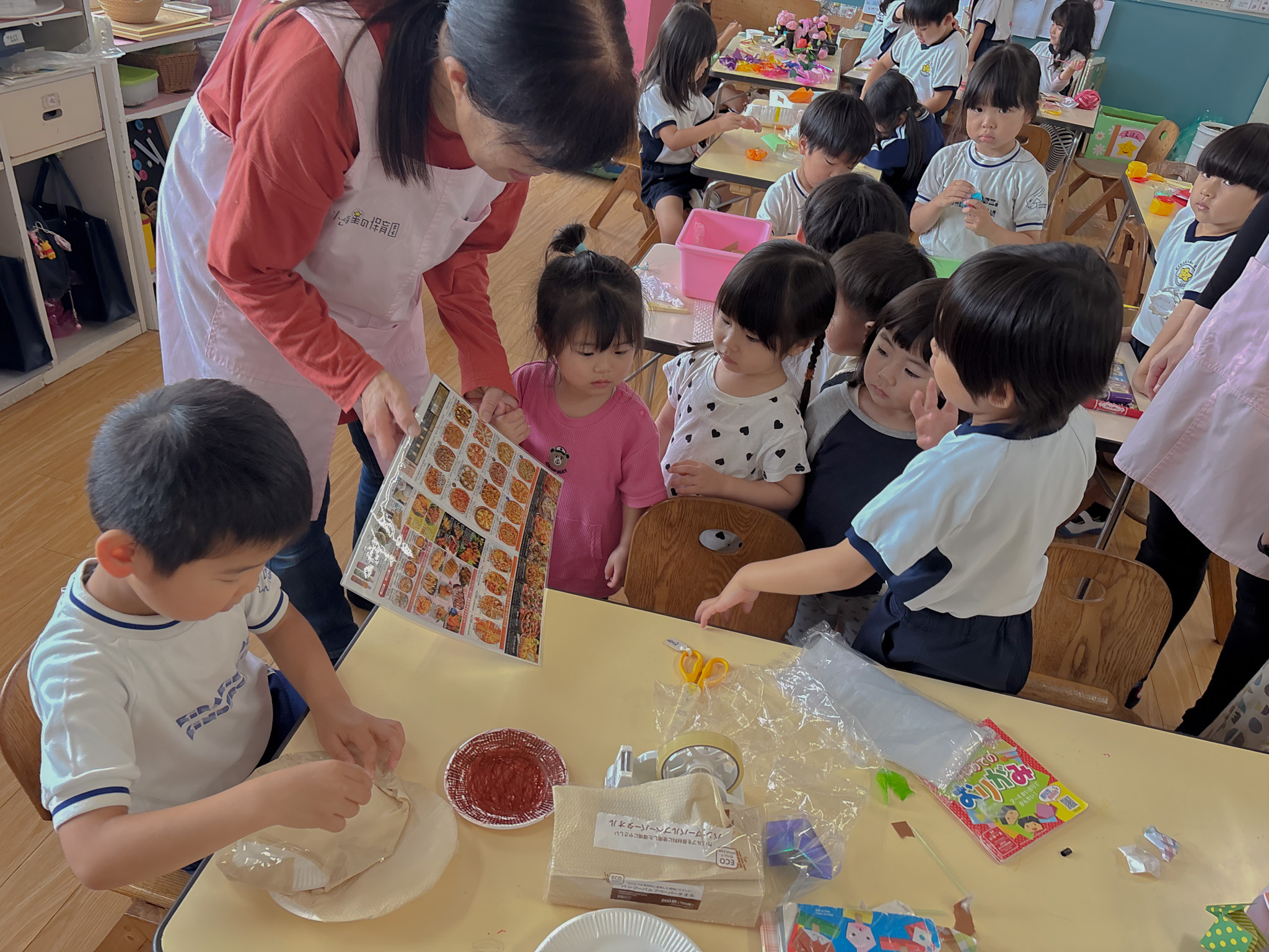 メニューを見ながらピザづくり体験