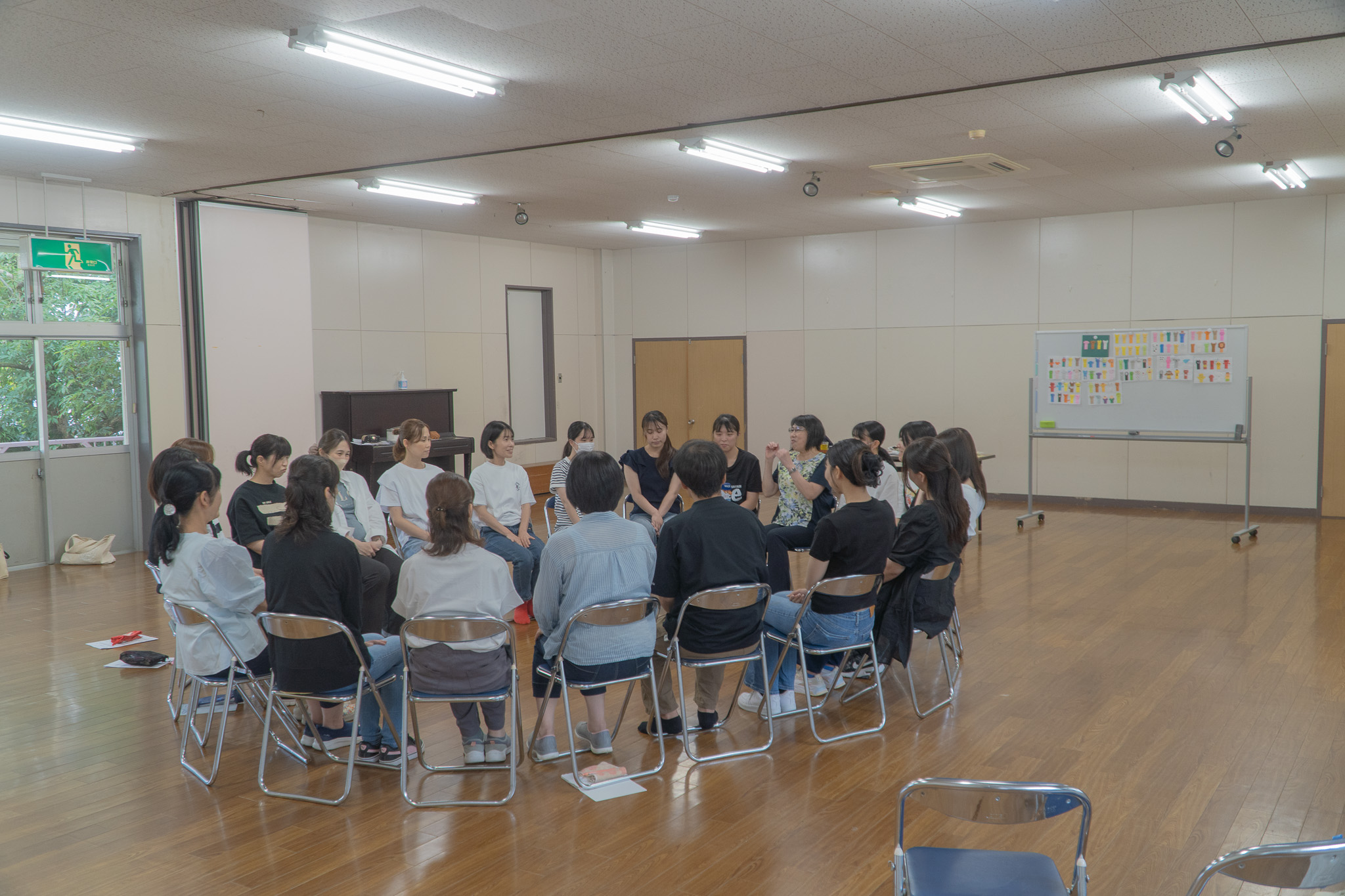 先生同士が円になって研修中