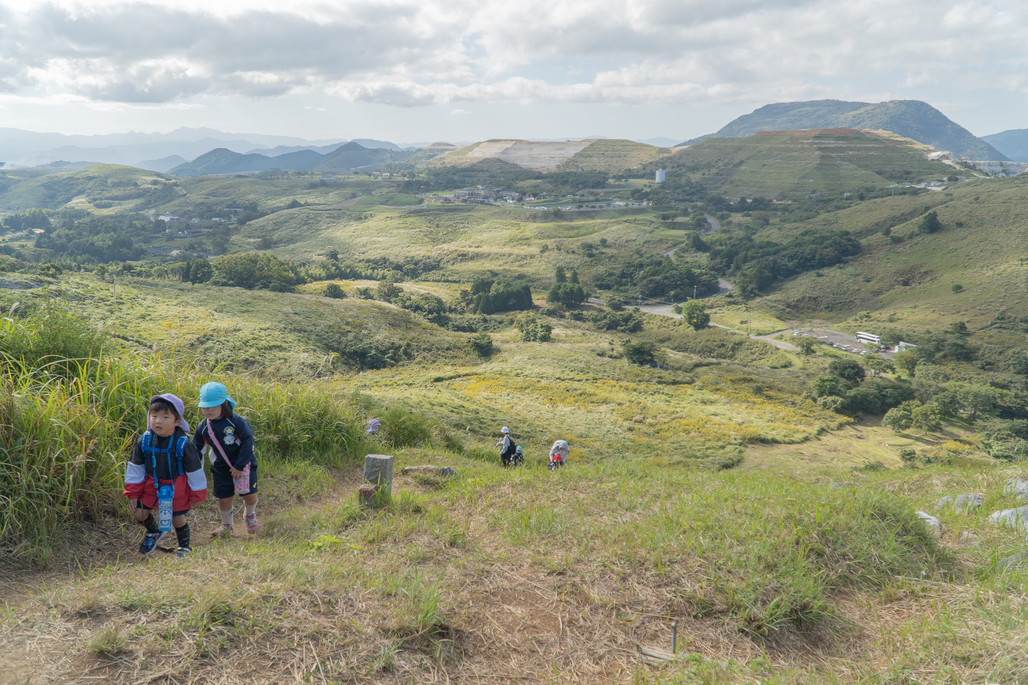 草原をのぼる子どもたち