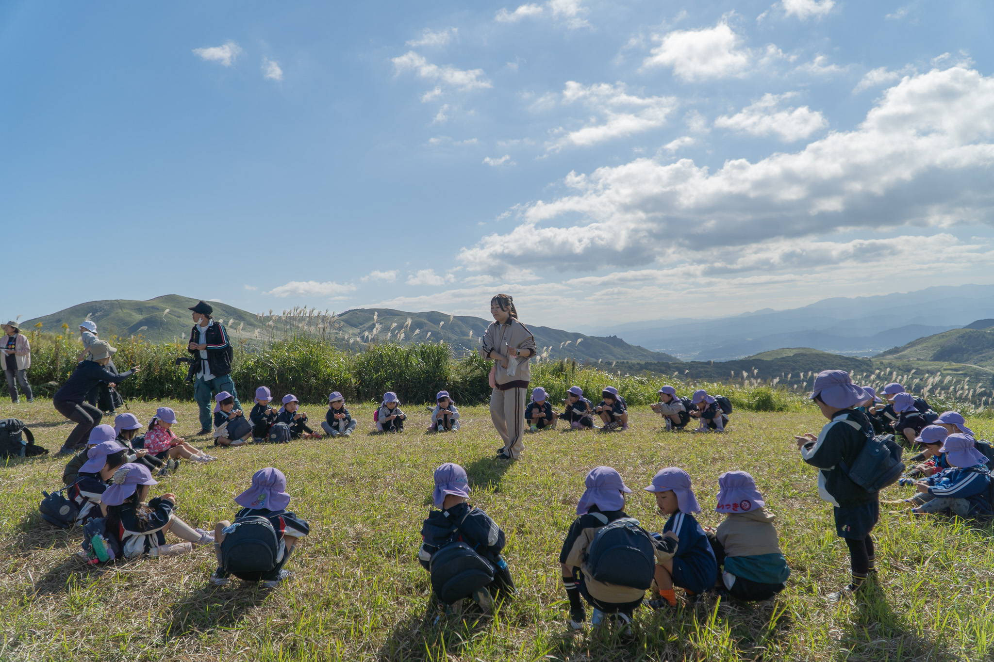 山頂で輪になる年中児