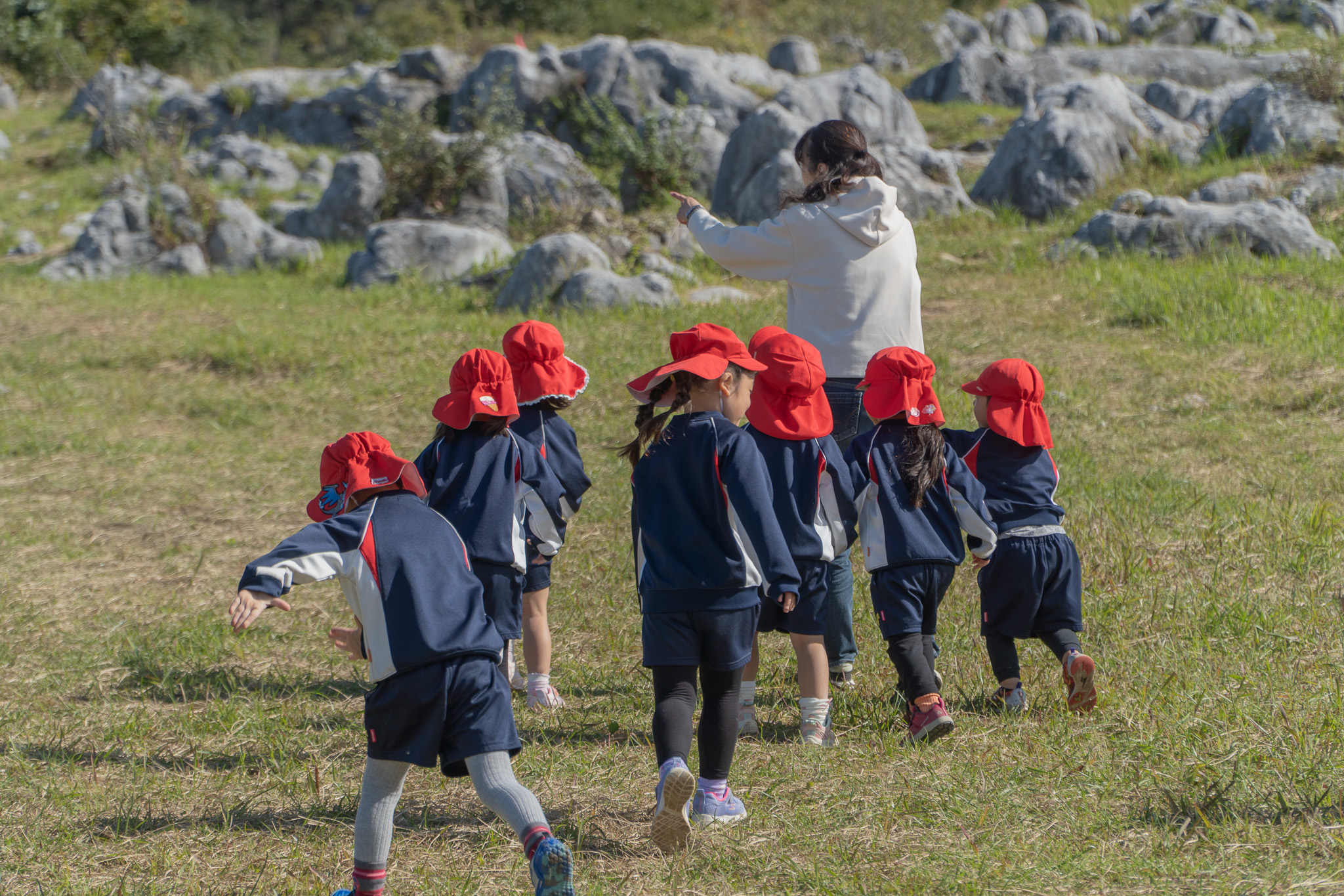 先生と子どもたちが並んで歩く