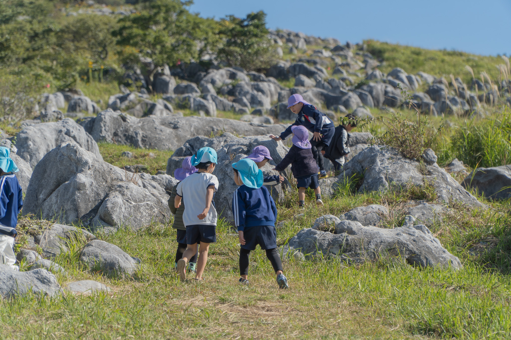 カルストの岩場を進む子どもたち
