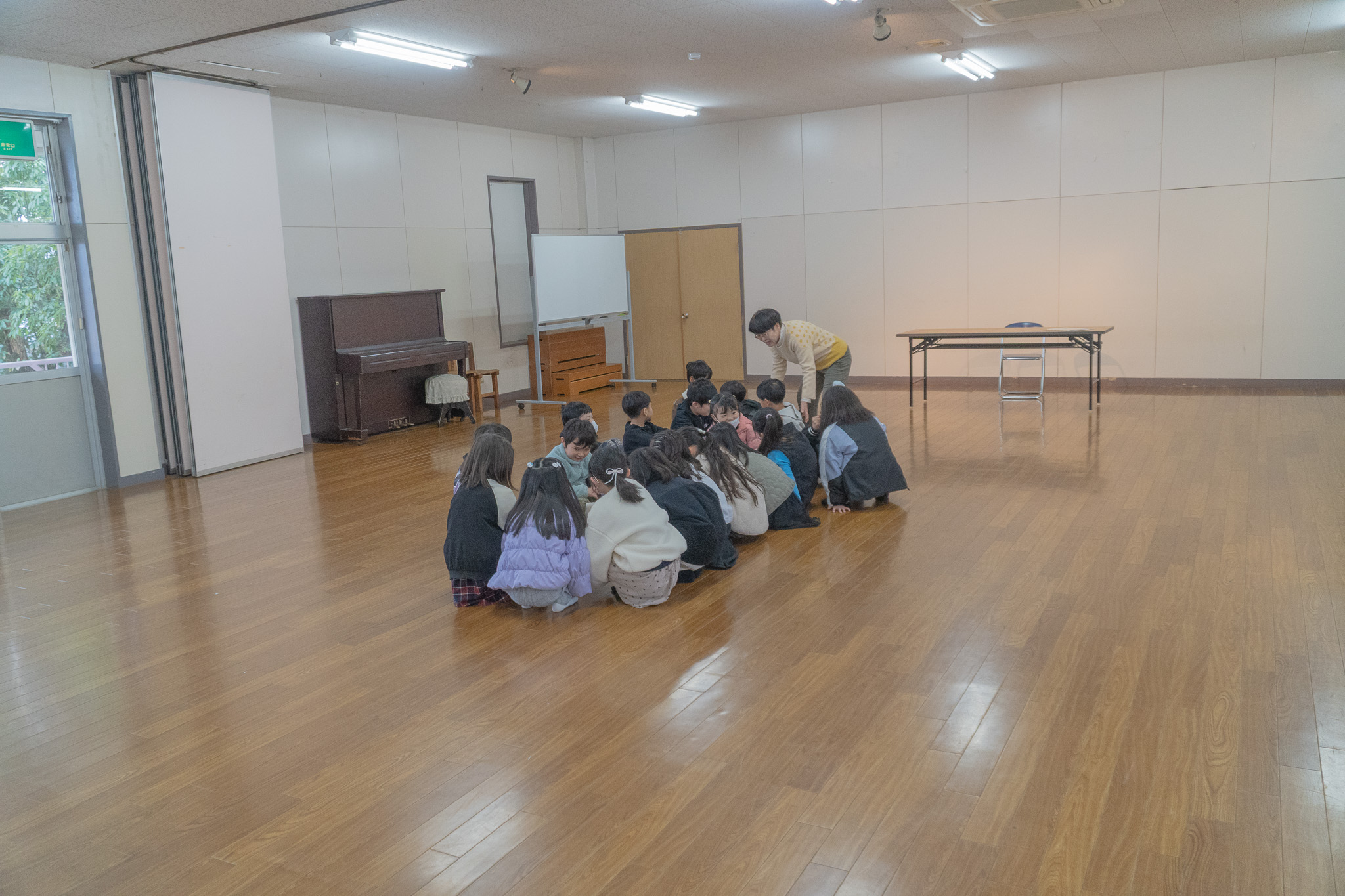 同窓会で輪になる子どもたち