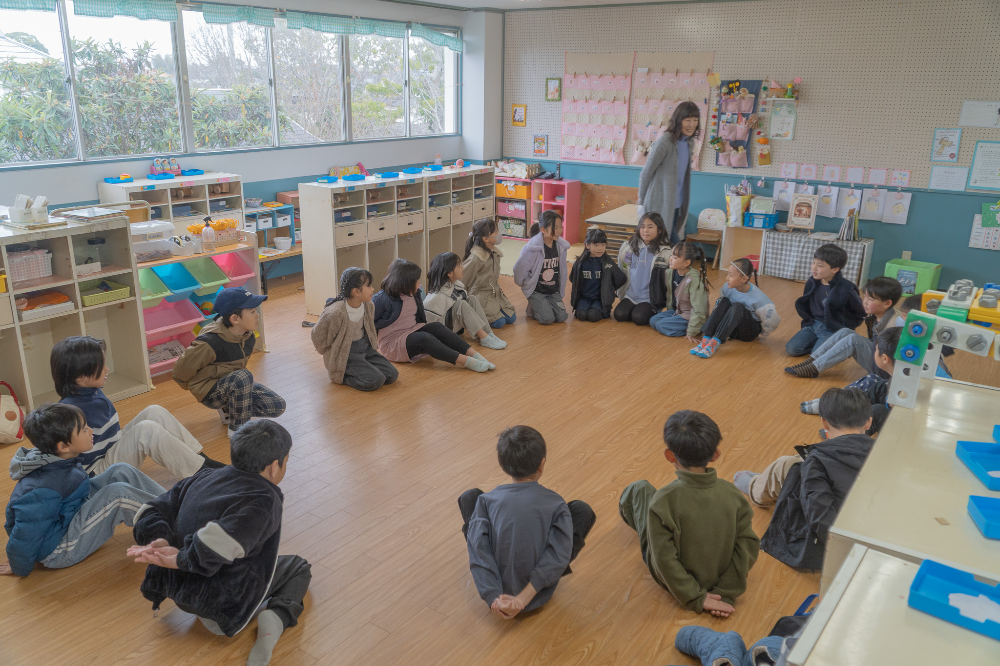 輪になって座る子どもたち