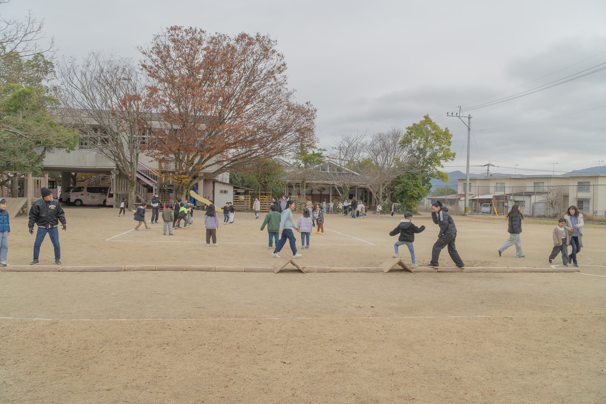 園庭で遊ぶ子どもたち