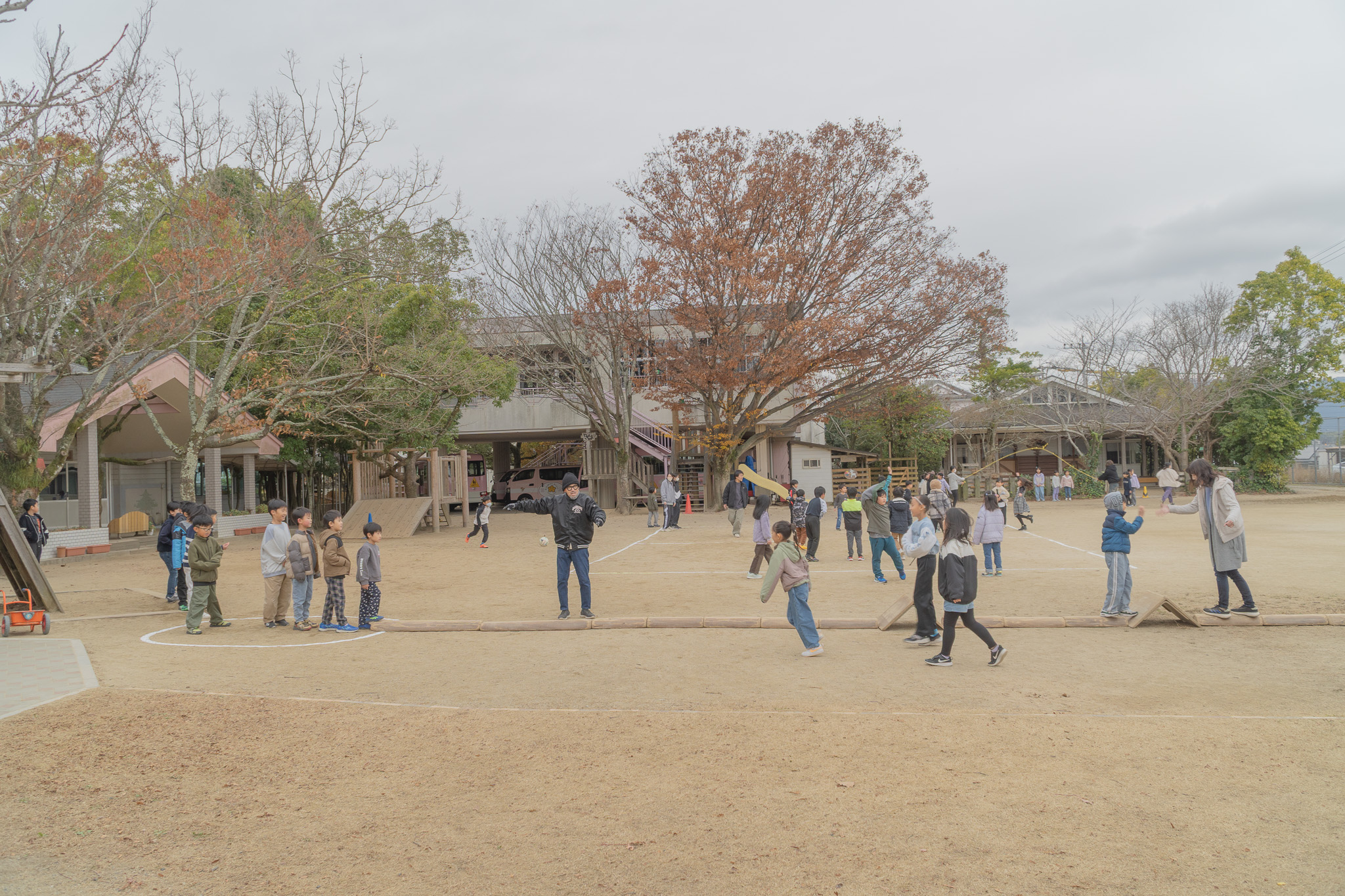 平均台を使ったじゃんけん陣地取りゲーム