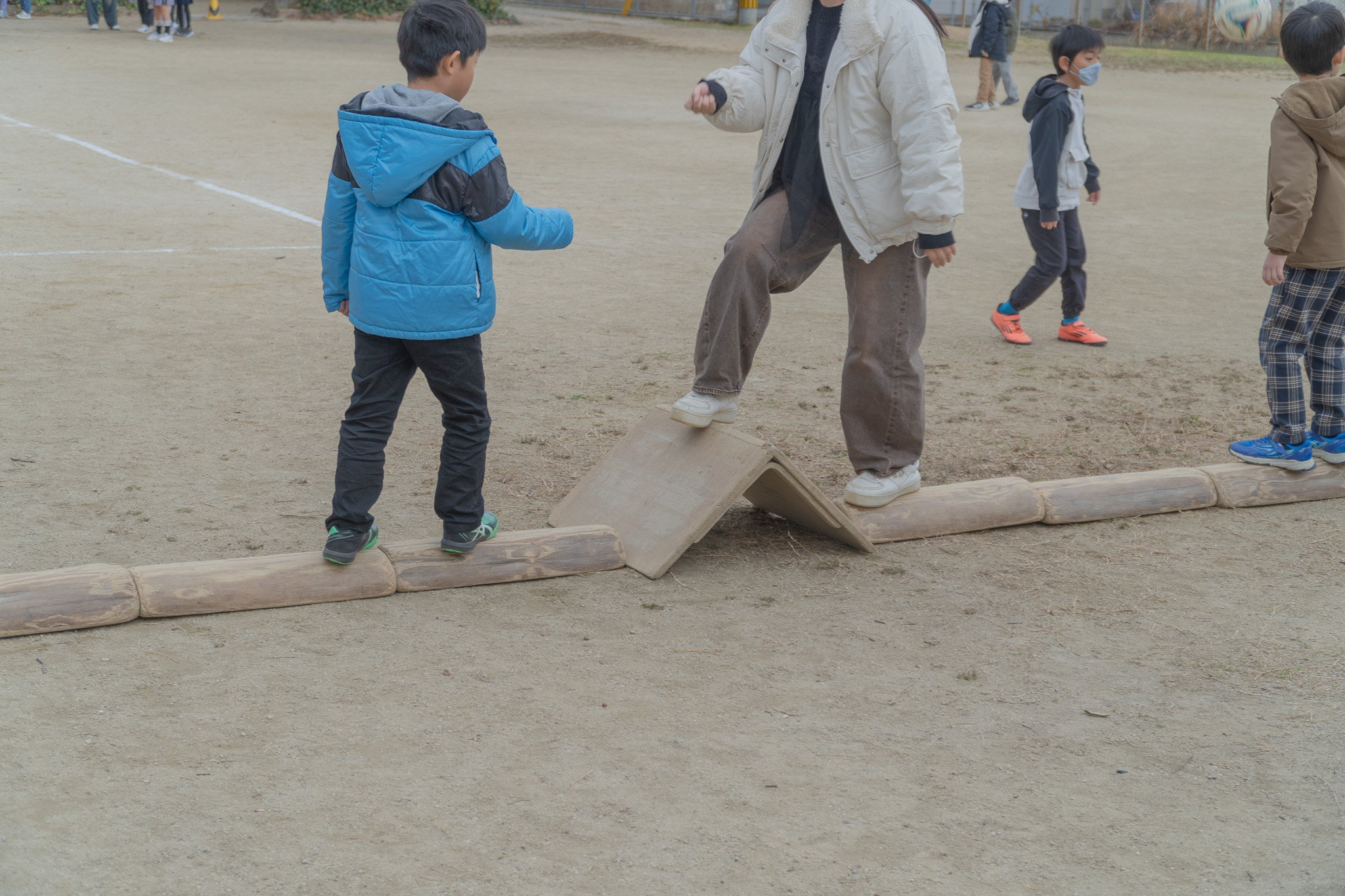 じゃんけん陣地取りをする子どもたち