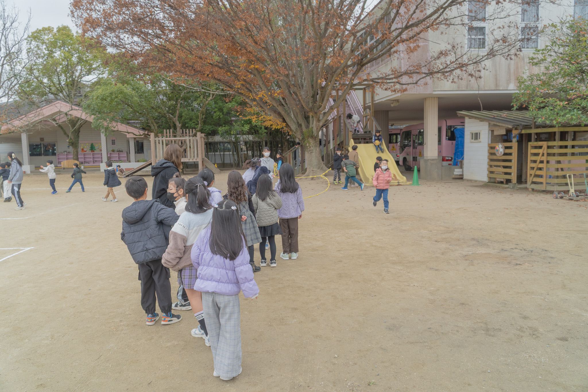 順番を待つ子どもたち